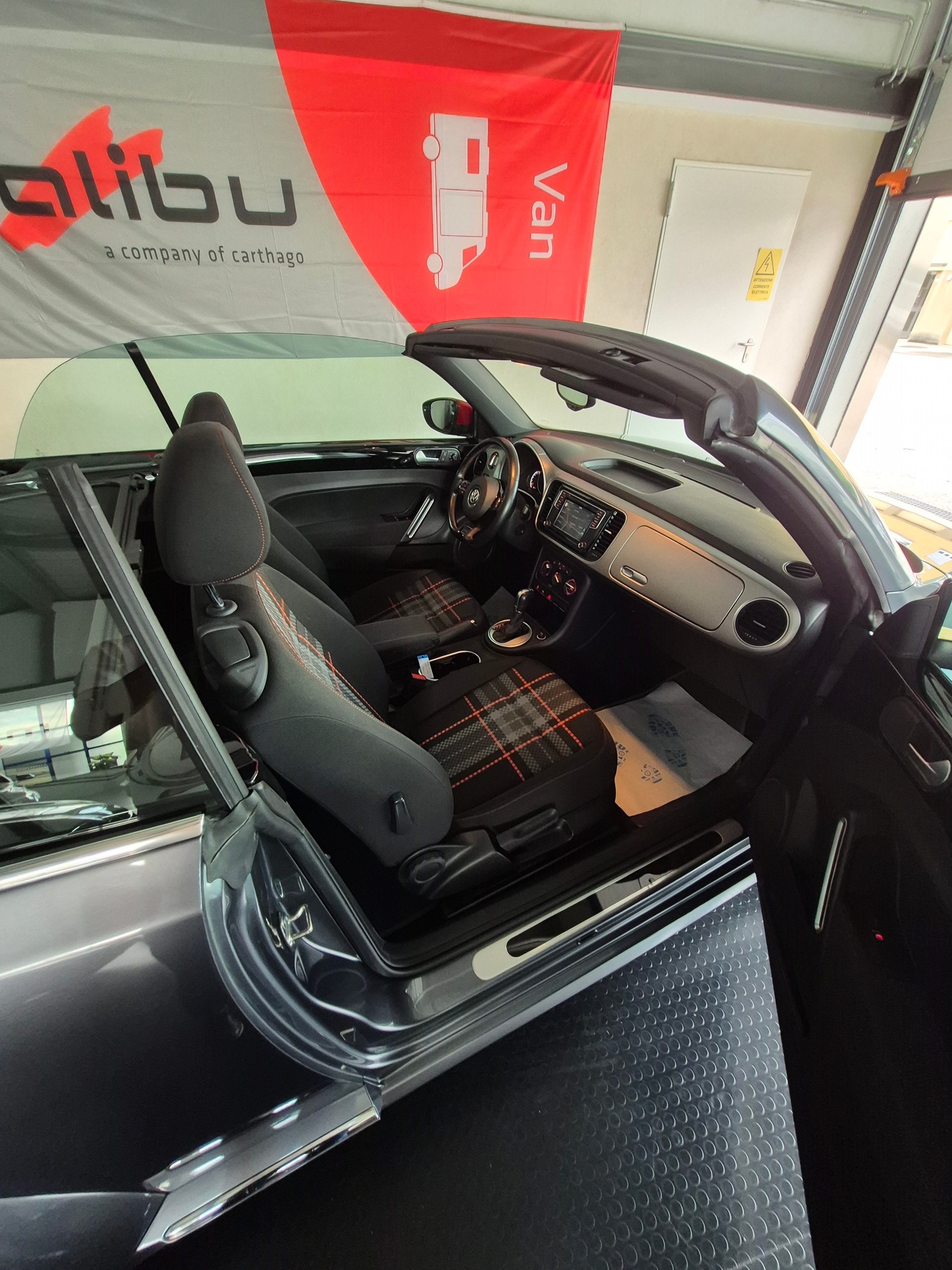 VW Beetle Cabrio 1.2 TSI BMT Design DSG - AUTOMATICA-image-6