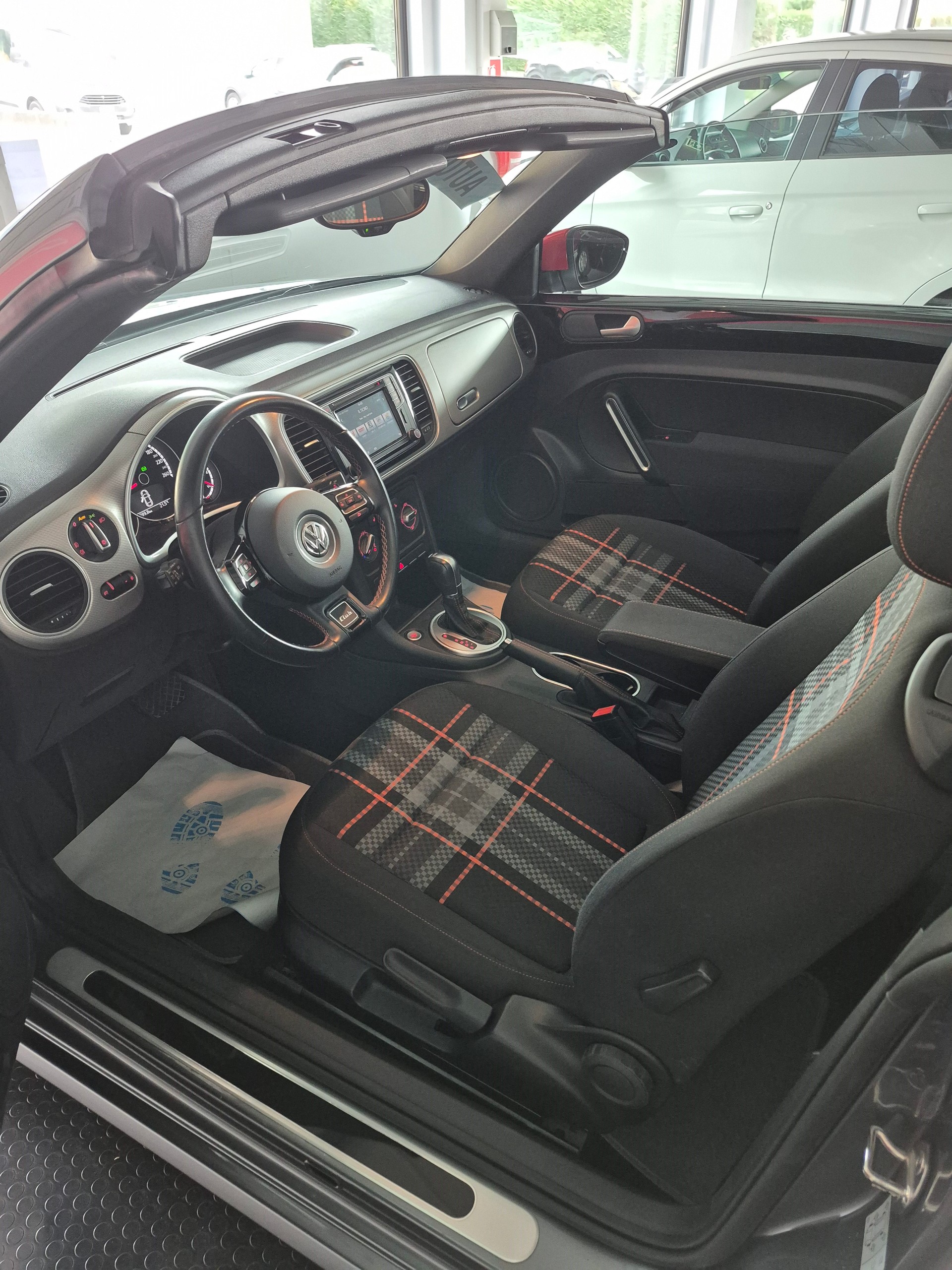 VW Beetle Cabrio 1.2 TSI BMT Design DSG - AUTOMATICA-image-4