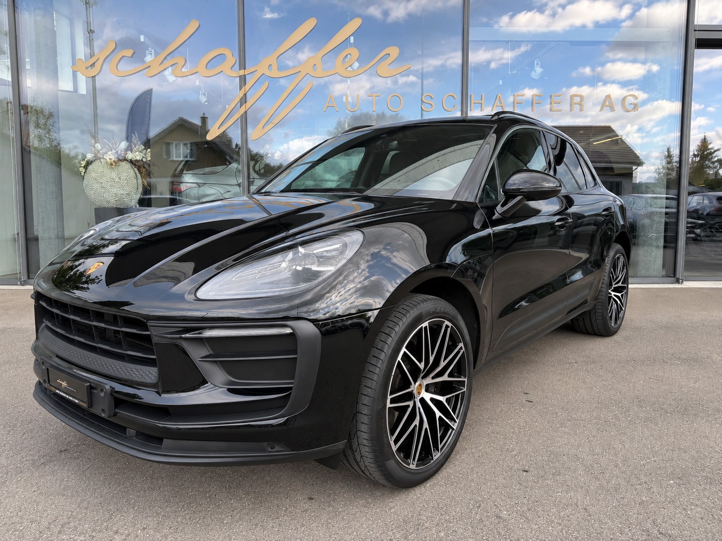 PORSCHE Macan PDK-showroom-element-1