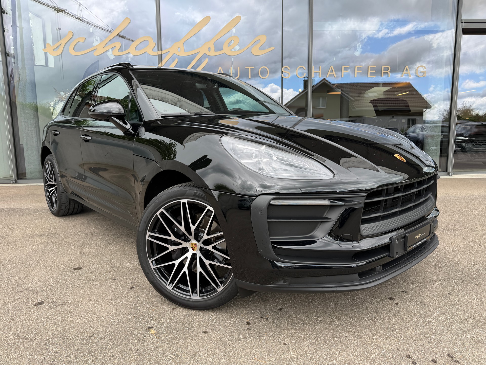 PORSCHE Macan PDK-showroom-element-3