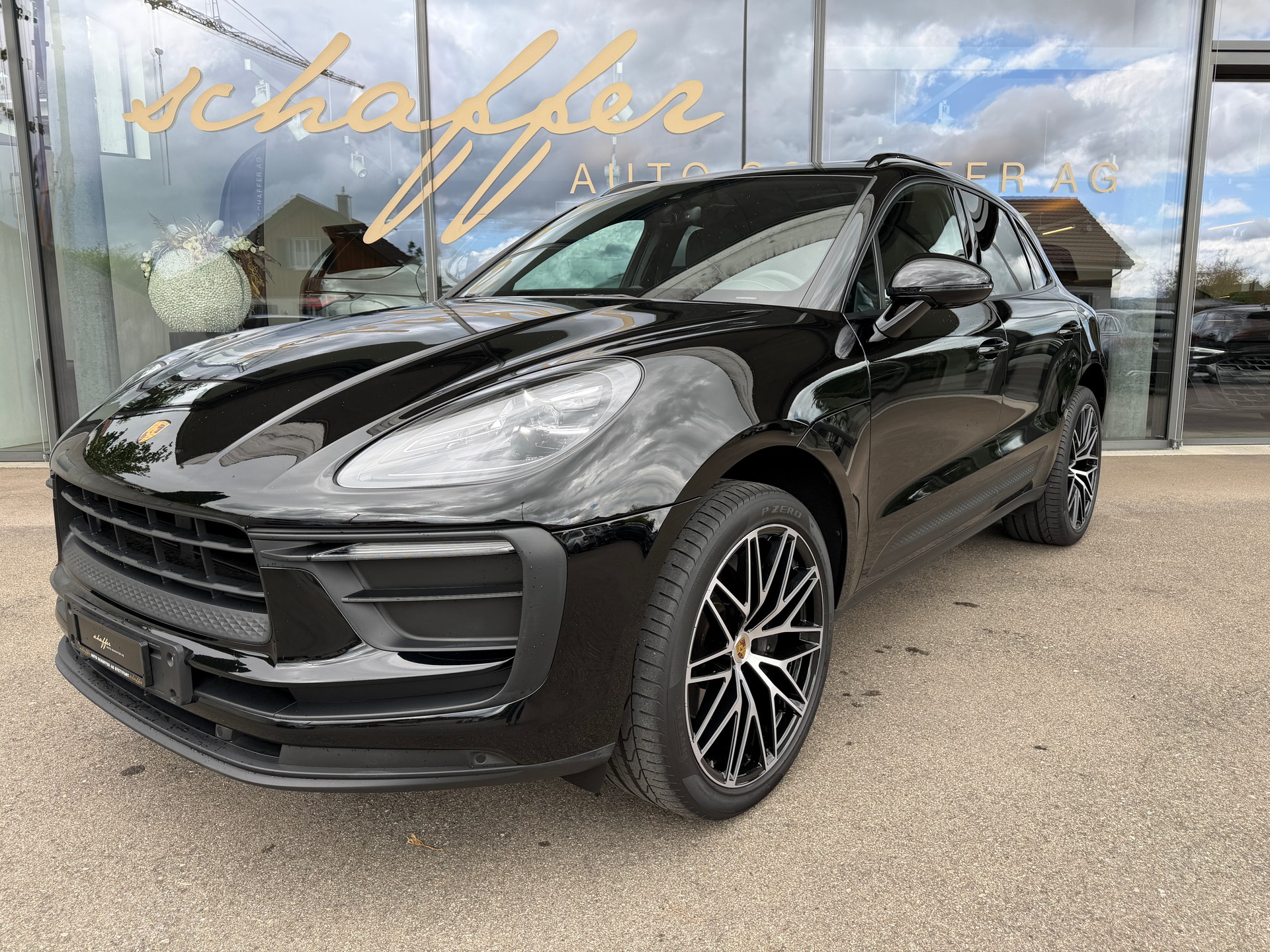 PORSCHE Macan PDK-showroom-element-1