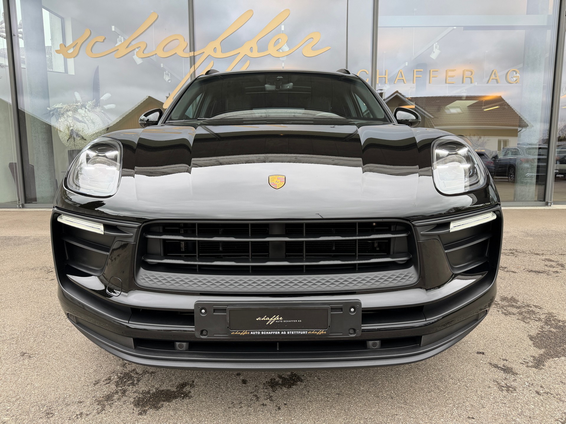 PORSCHE Macan PDK-showroom-element-2