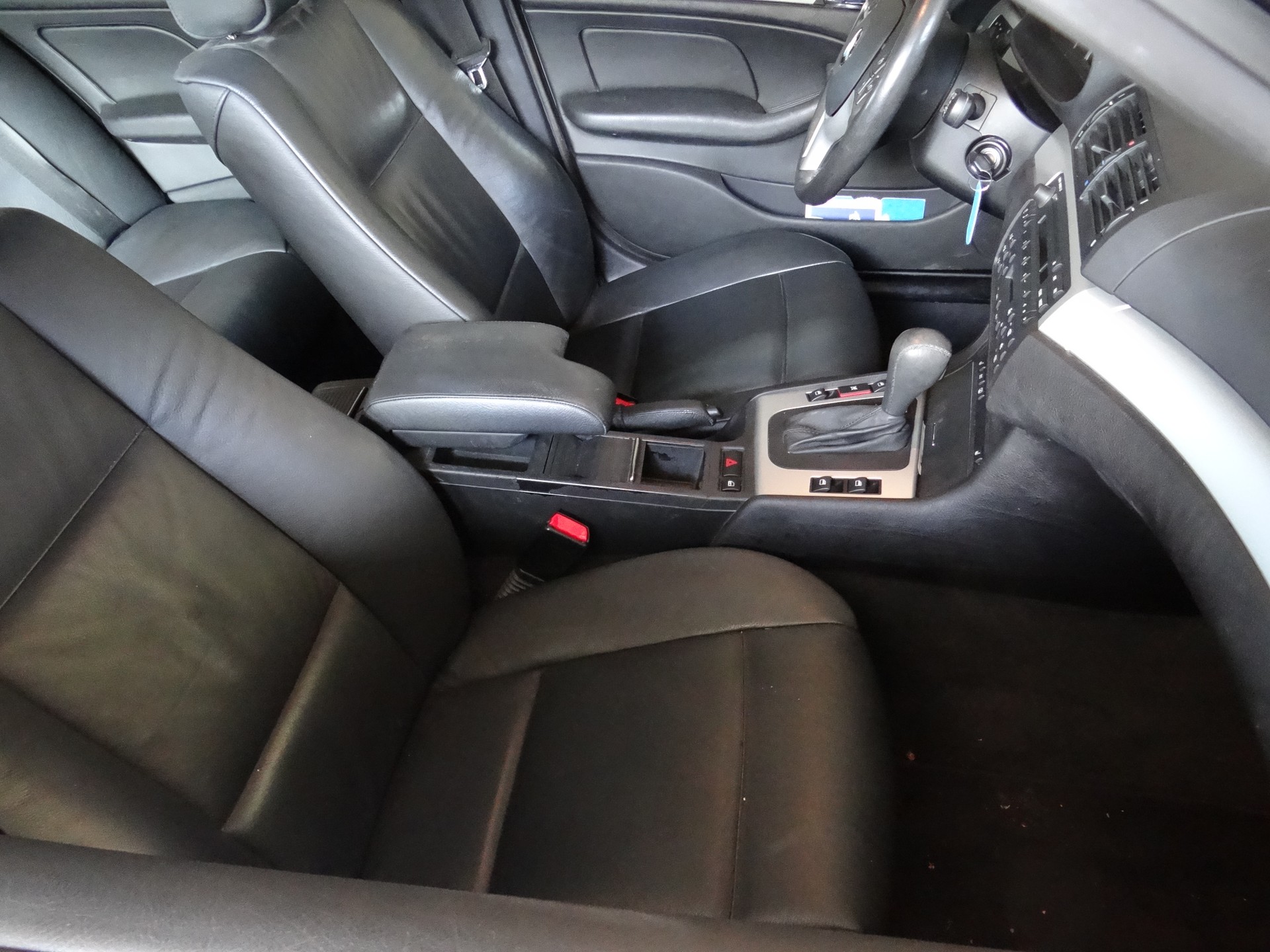 BMW 325i-image-8