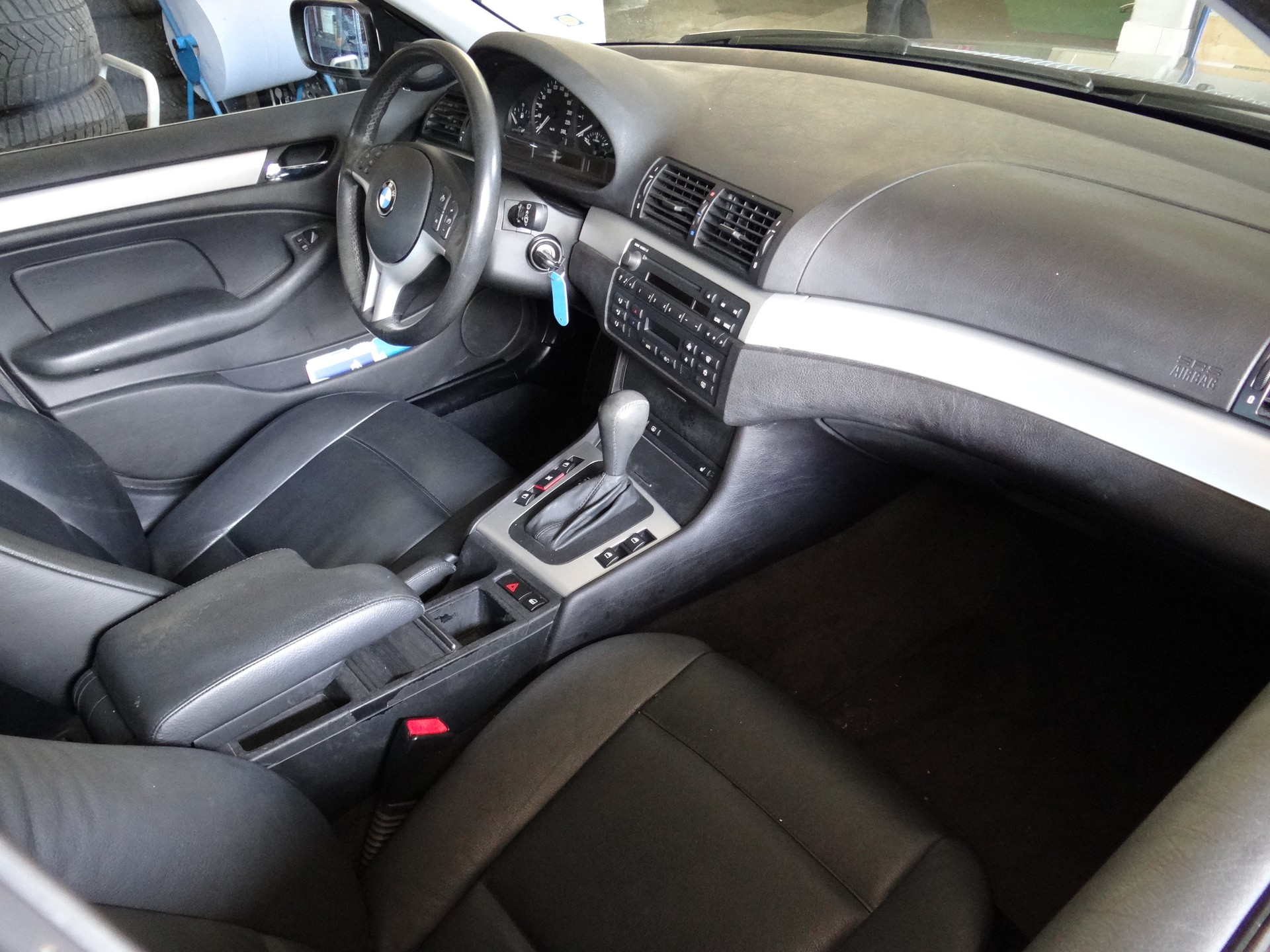BMW 325i-image-9