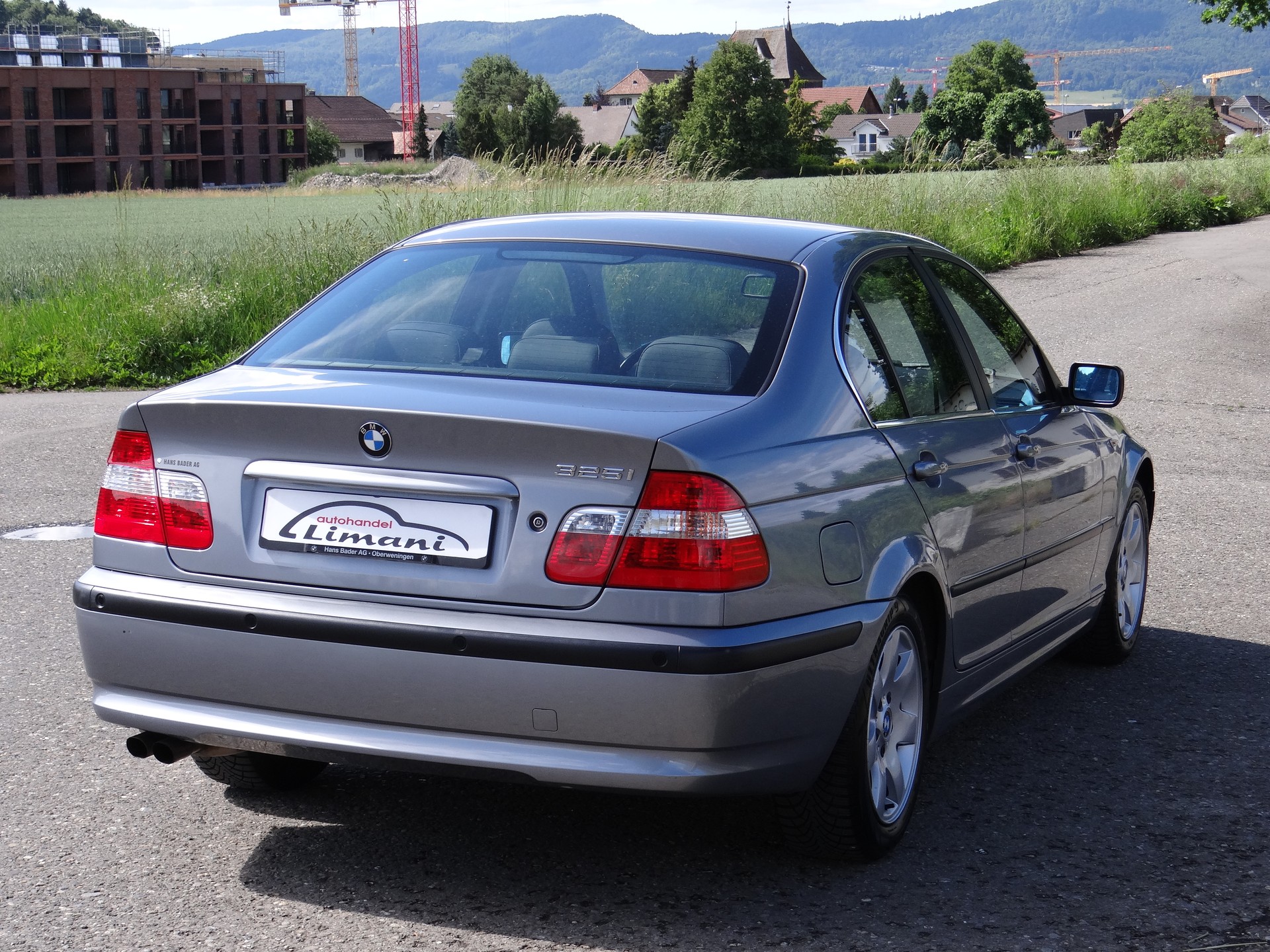 BMW 325i-image-5