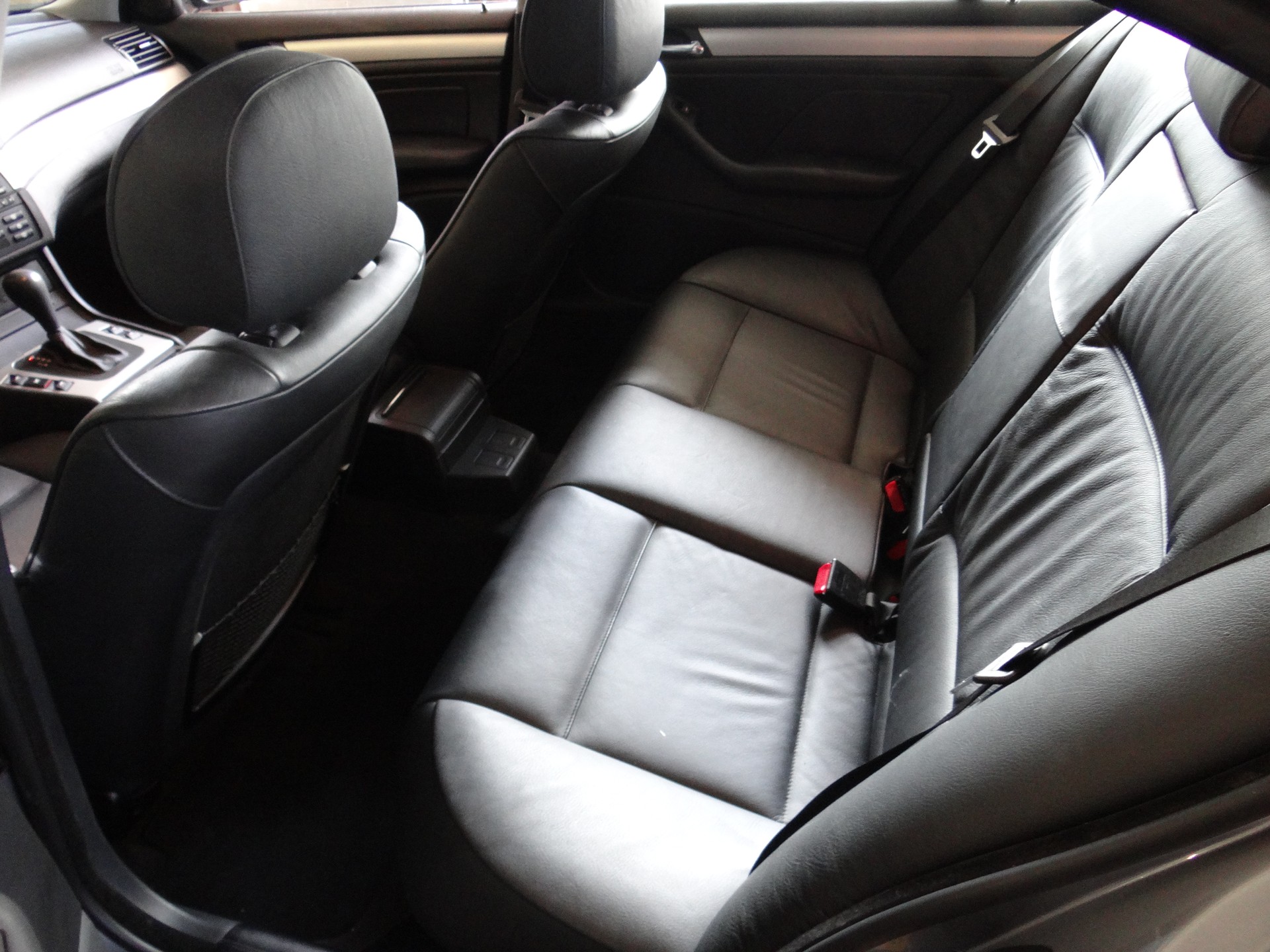 BMW 325i-image-11
