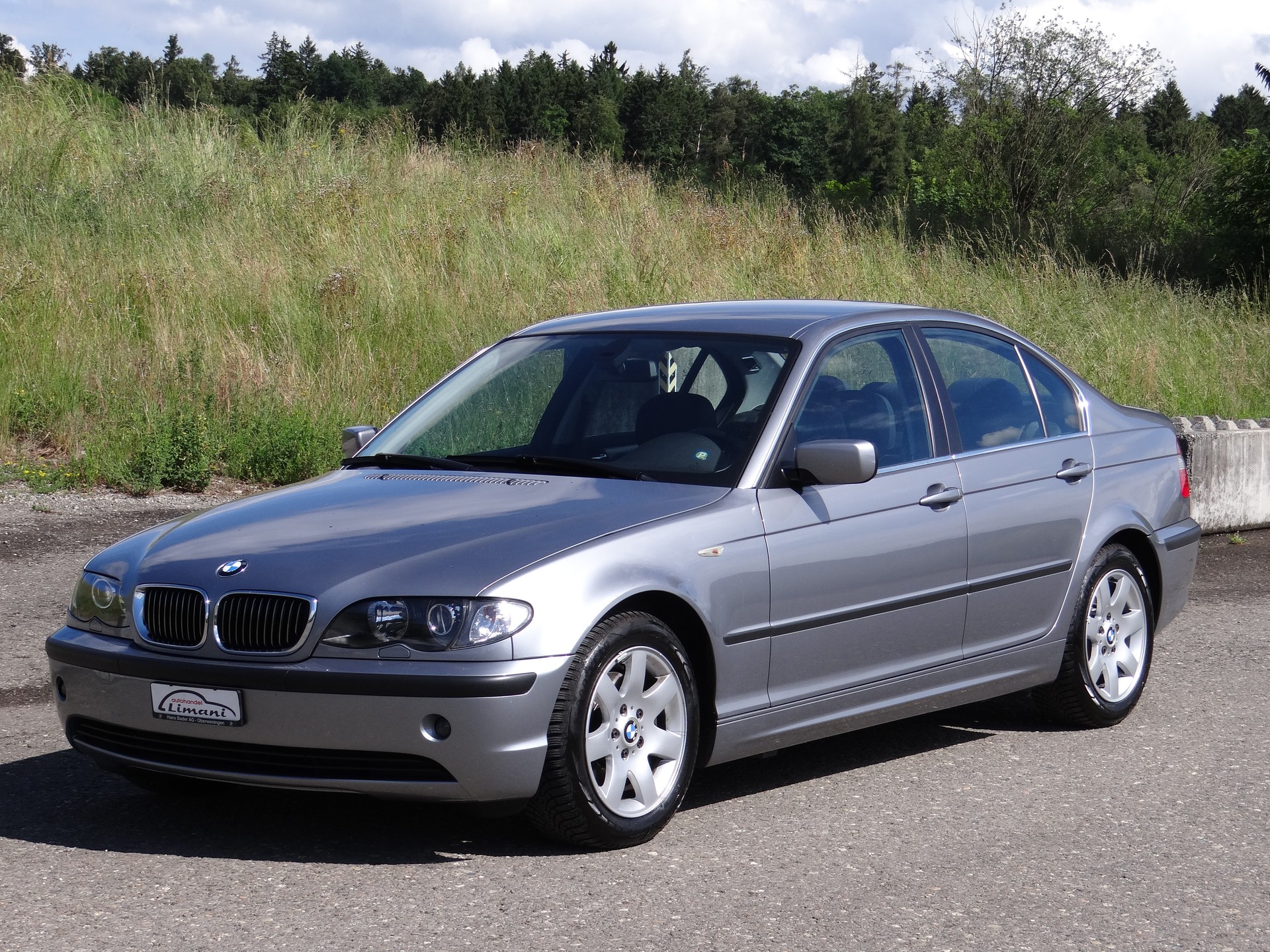 BMW 325i-showroom-element-1