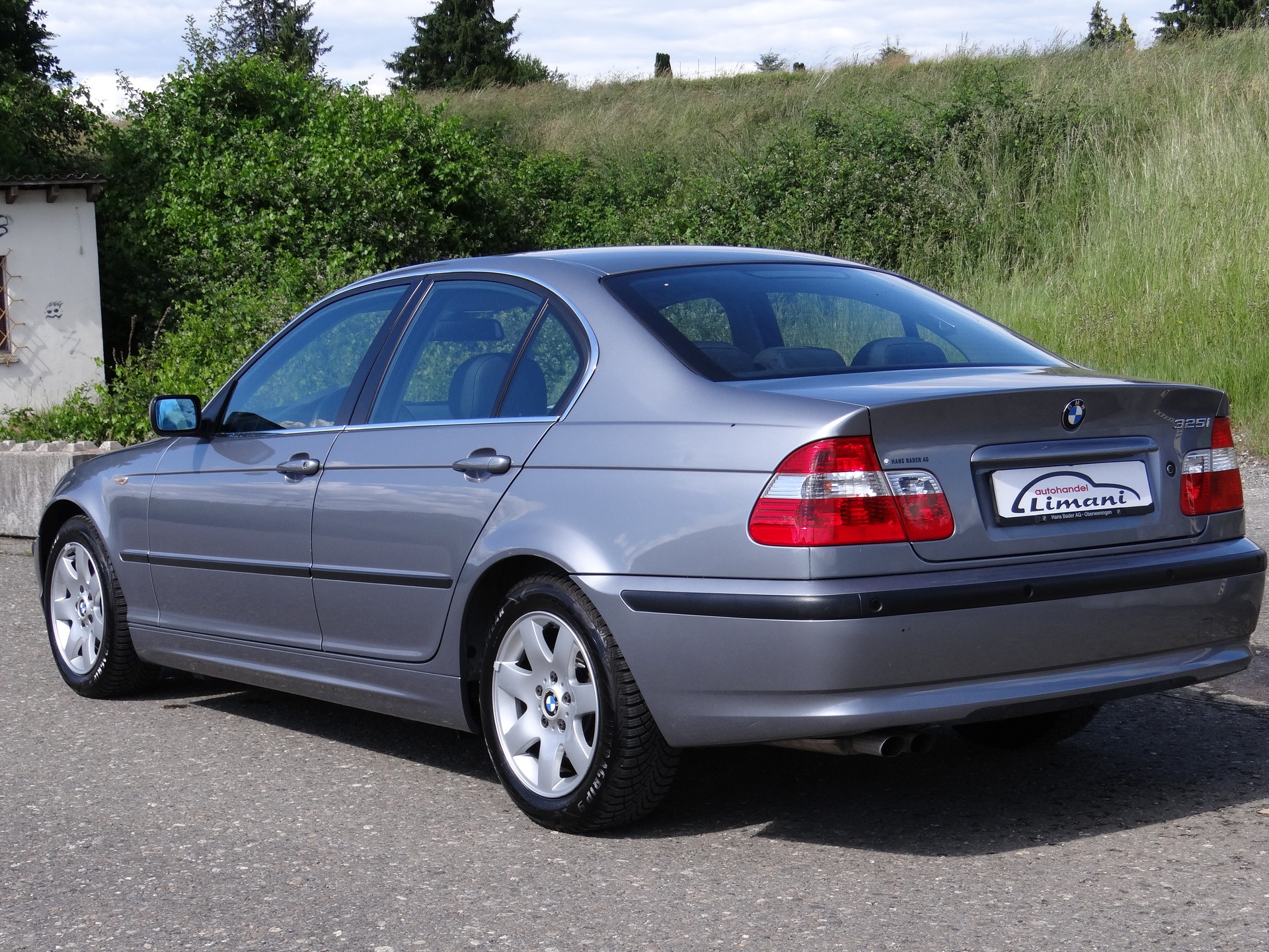 BMW 325i-image-6