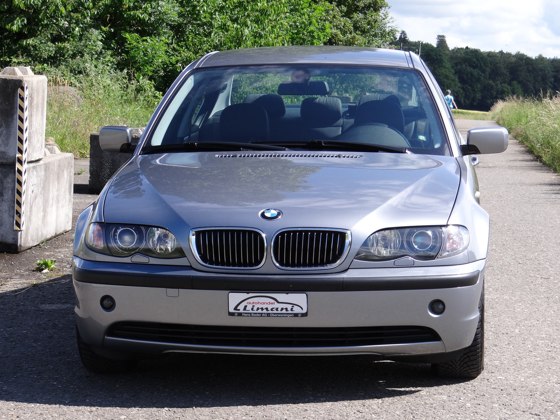 BMW 325i-showroom-element-2