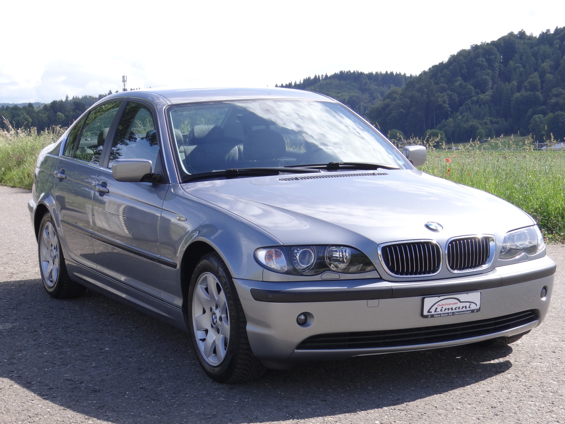 BMW 325i-showroom-element-3