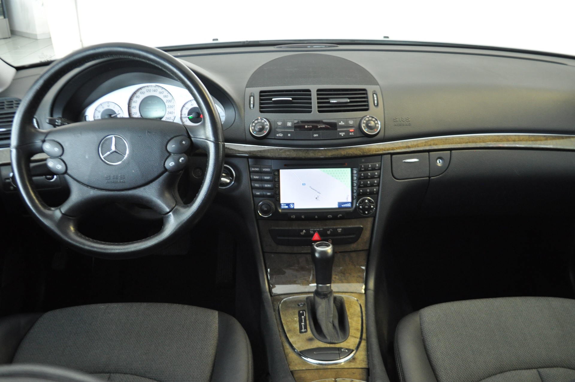MERCEDES-BENZ E 280 Avantgarde 4Matic Automatic-image-10