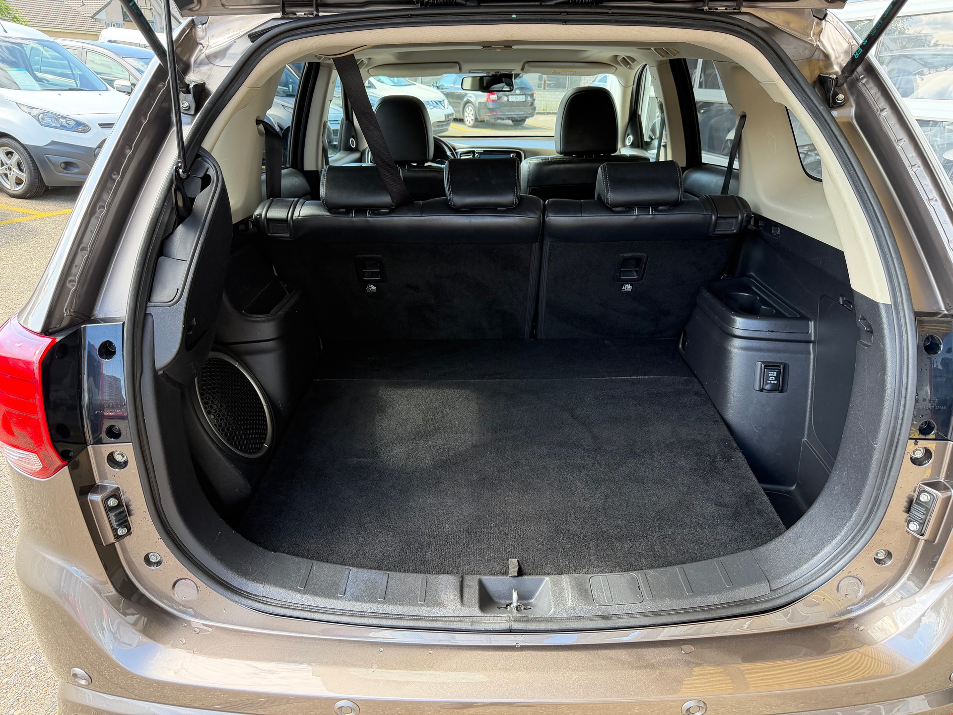 MITSUBISHI Outlander 2.0 PHEV Diamond 4WD Automatic-image-13