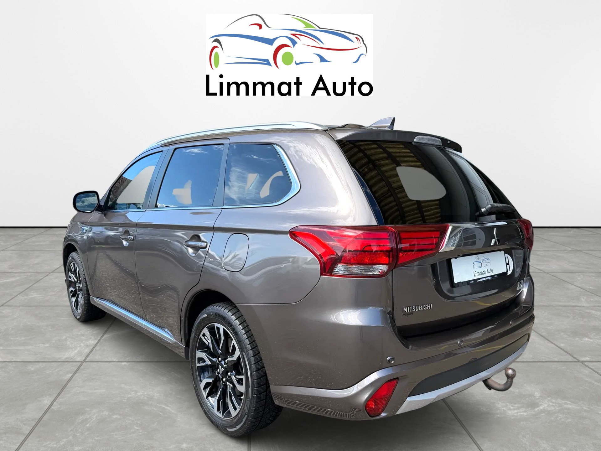 MITSUBISHI Outlander 2.0 PHEV Diamond 4WD Automatic-image-3
