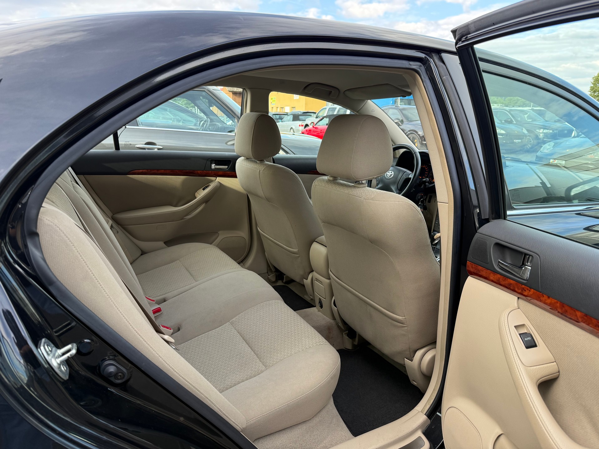 TOYOTA Avensis 2.0 D4 VVT-i Linea Sol Liftback Automatik / Frisch ab MFK 20.02.2026 / 8-fach bereift / Navi / PDC-image-9