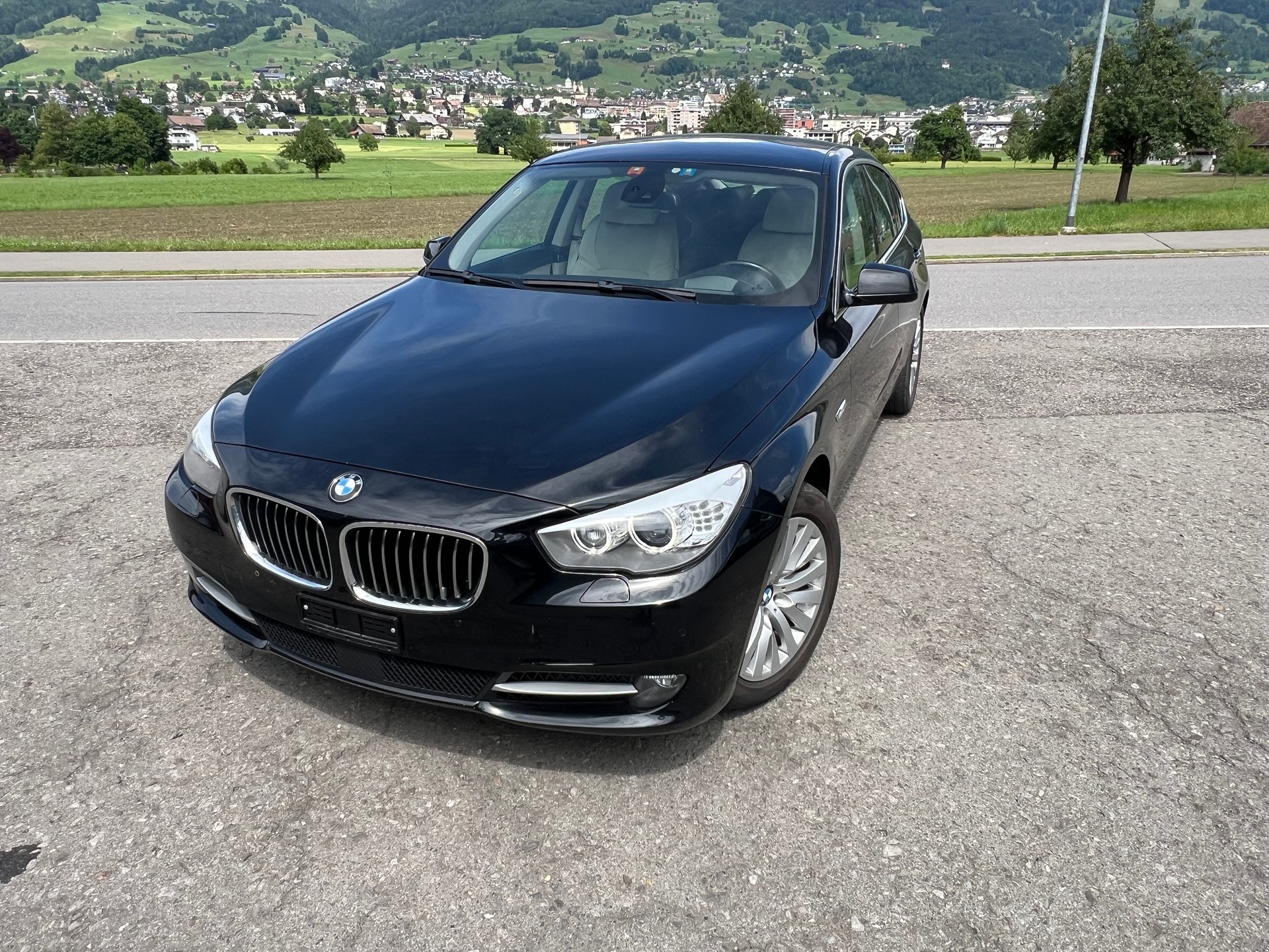 BMW 530d xDrive GT Steptronic *** Navigation * Standheizung * Leder * Sitzbelüftung * Head -Up Display * 8 fachbereift ***-image-4