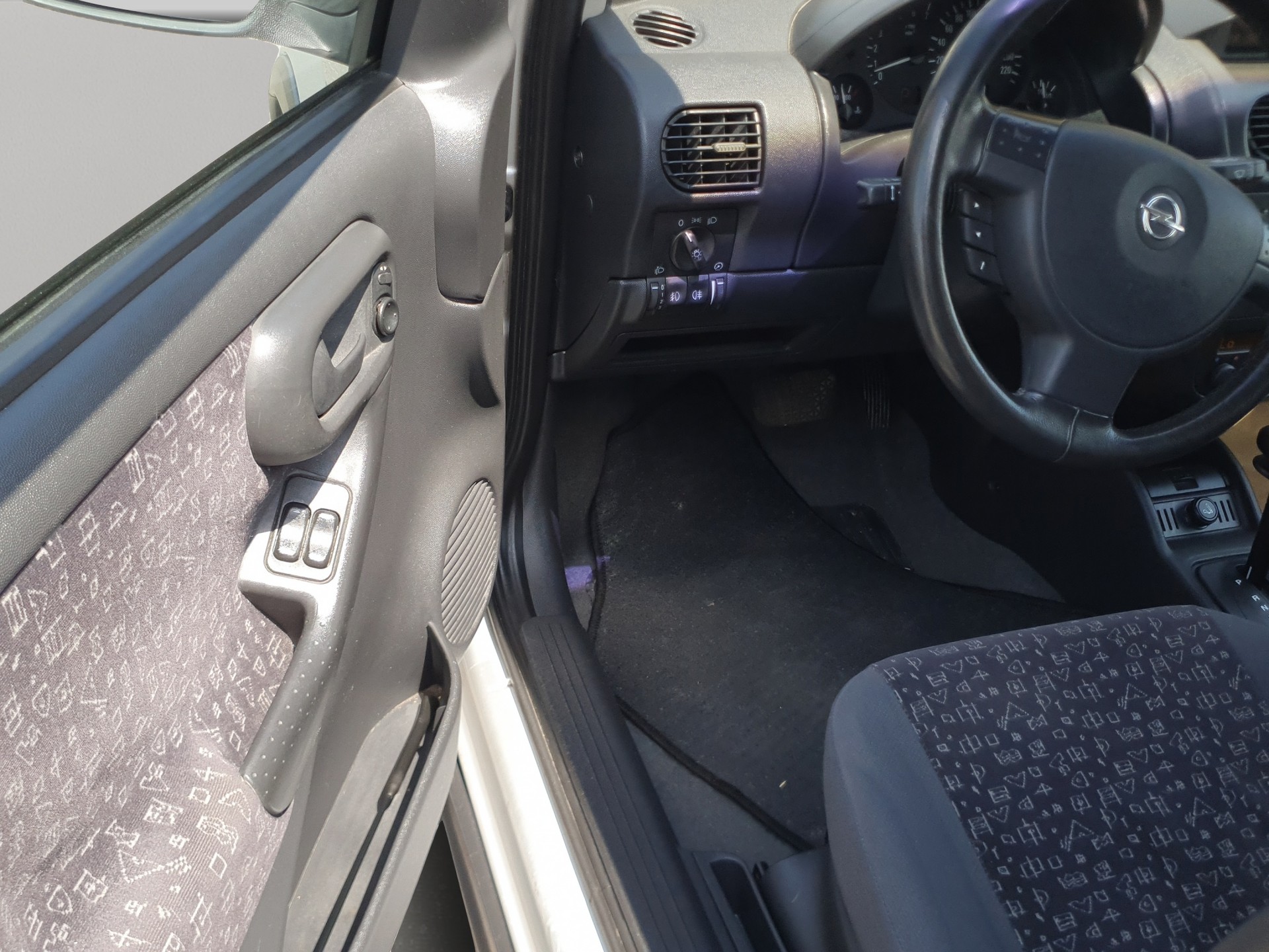 OPEL Corsa 1.4 16V Elegance-image-9
