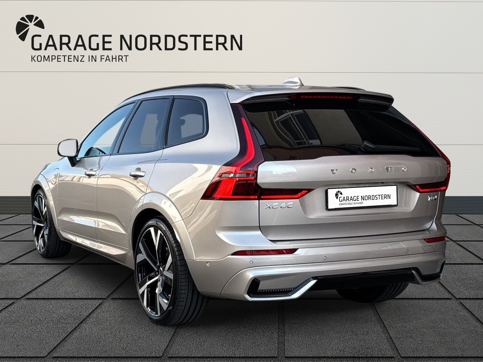 VOLVO XC60 2.0 T8 TE Ultra Dark eAWD-showroom-element-2