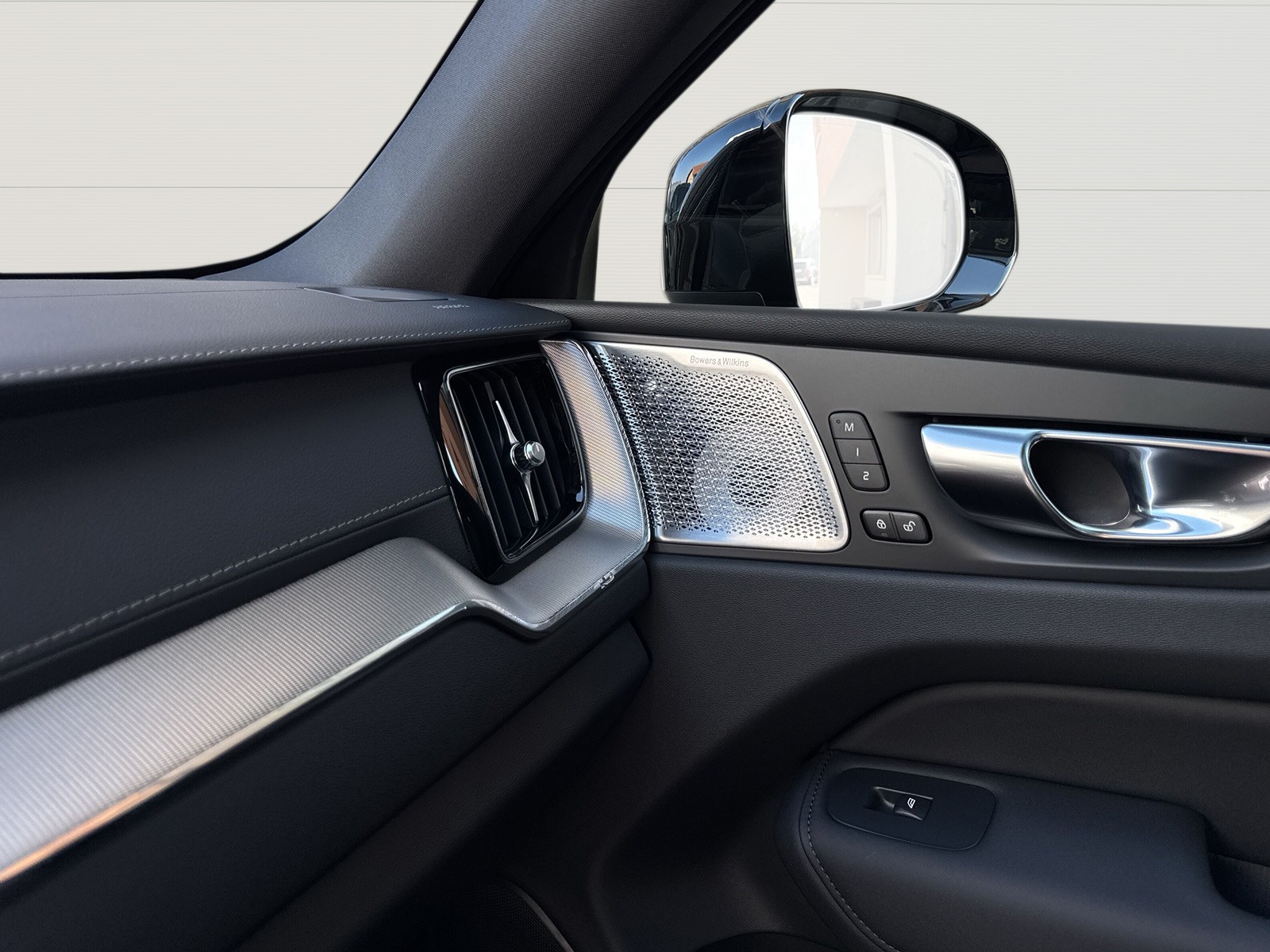 VOLVO XC60 2.0 T8 TE Ultra Dark eAWD-image-19