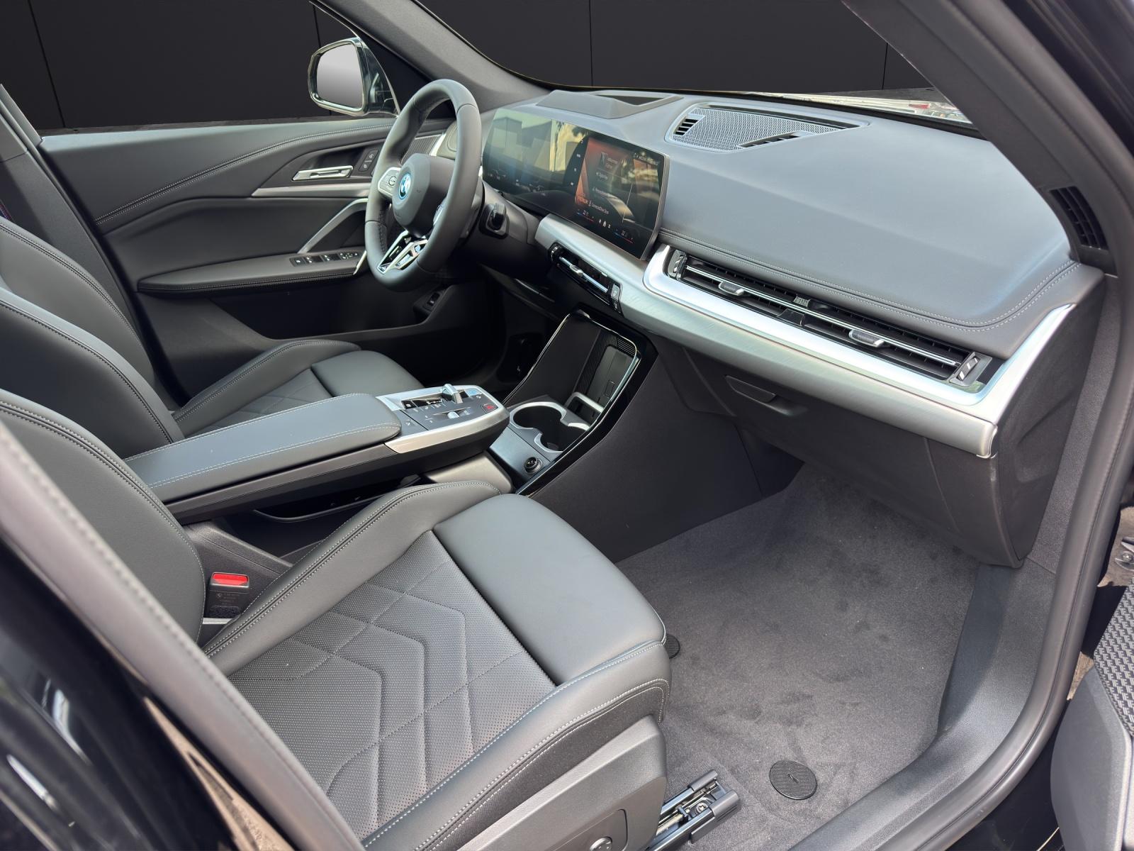BMW iX1 30 xDrive-image-11