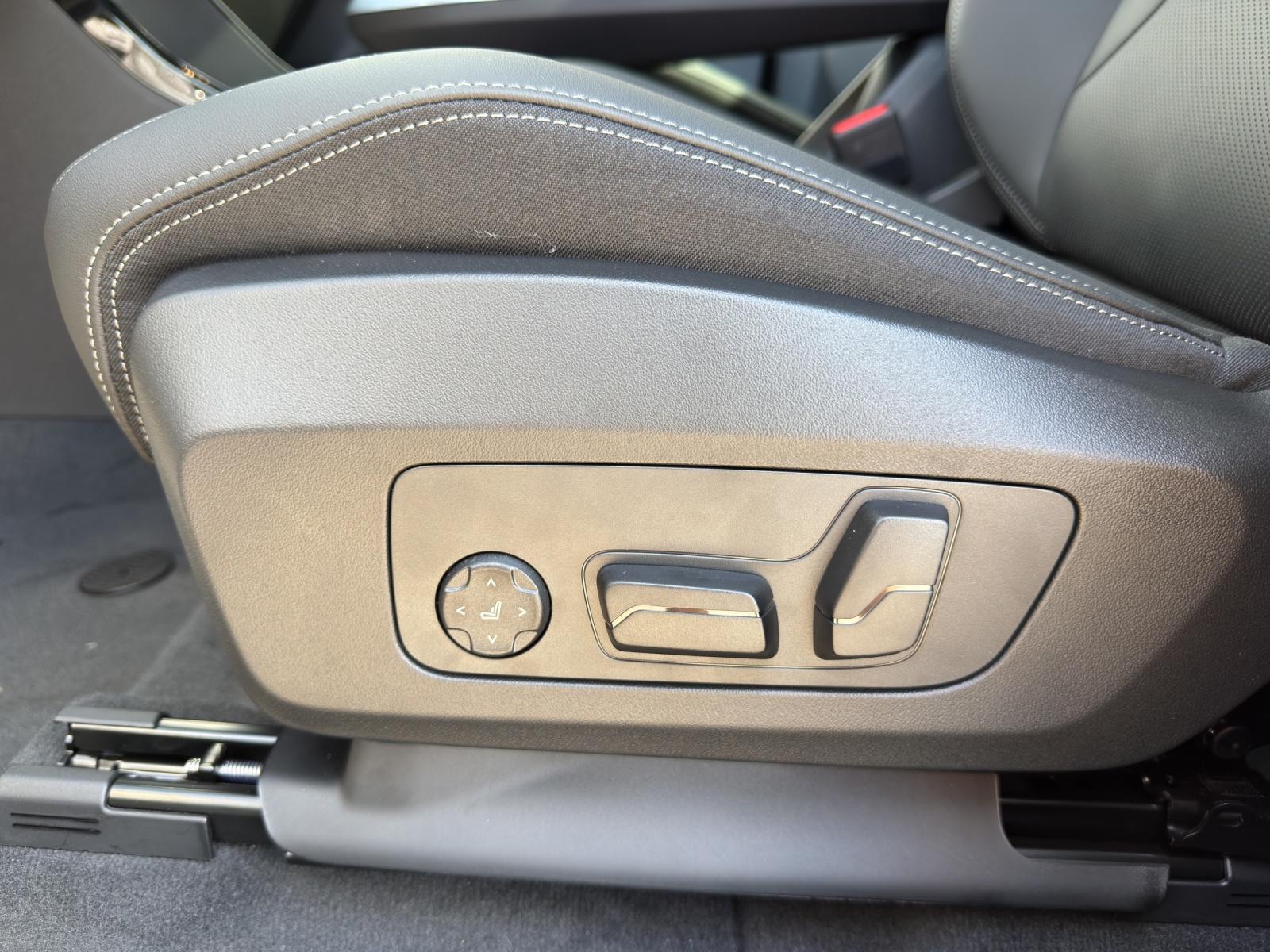 BMW iX1 30 xDrive-image-12