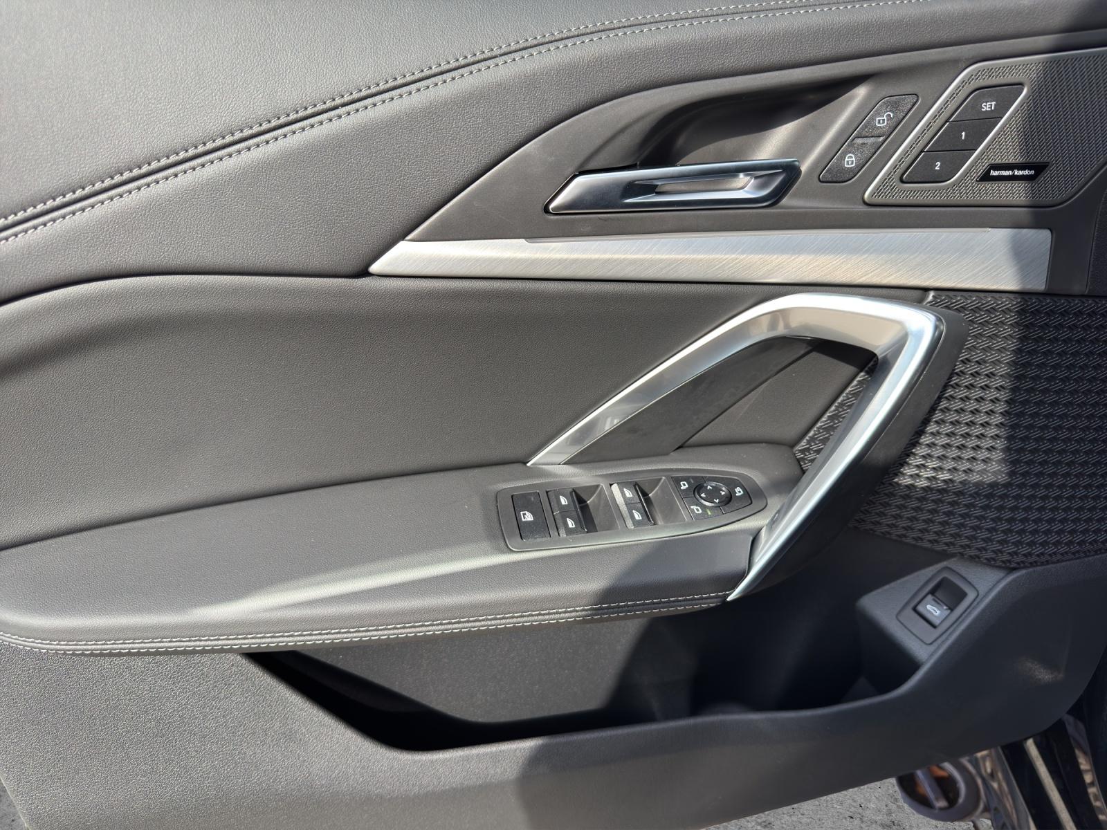 BMW iX1 30 xDrive-image-16
