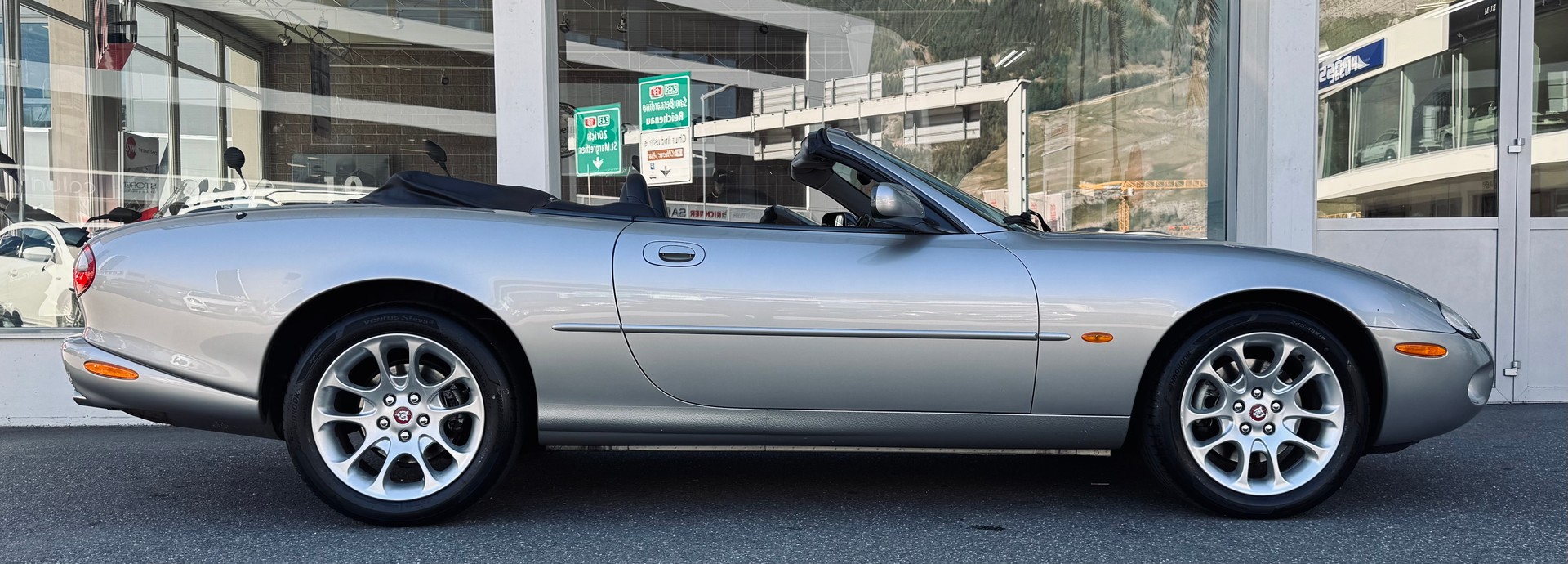 JAGUAR XKR S/C Convertible-showroom-element-1