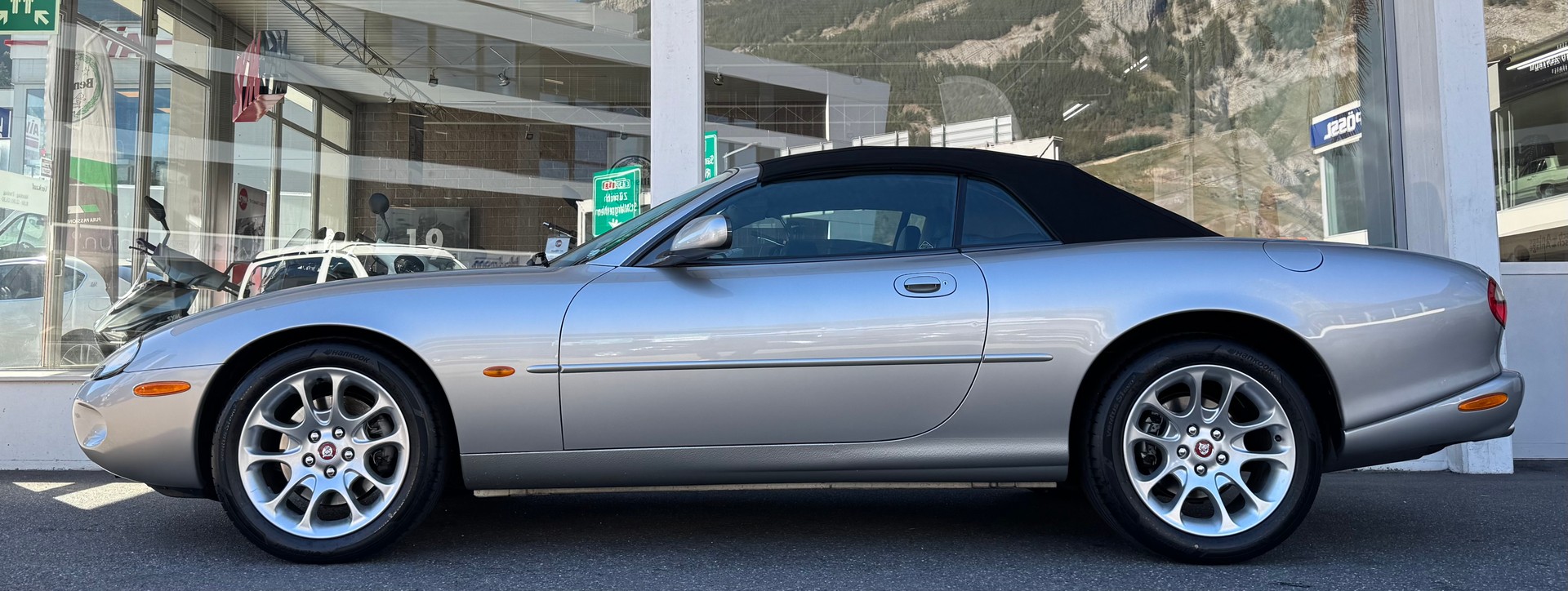 JAGUAR XKR S/C Convertible-showroom-element-3