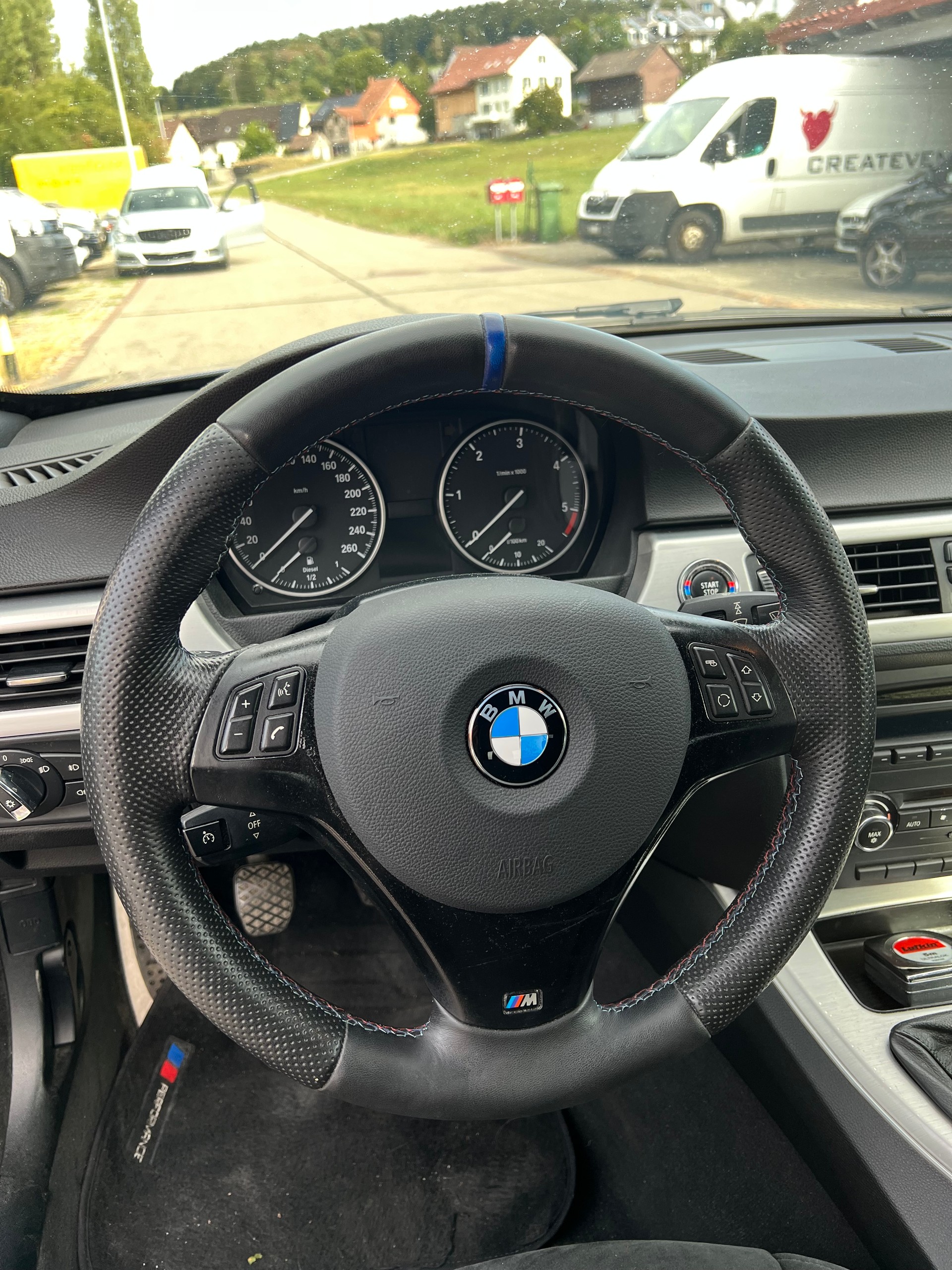 BMW 320d Cabriolet-image-11