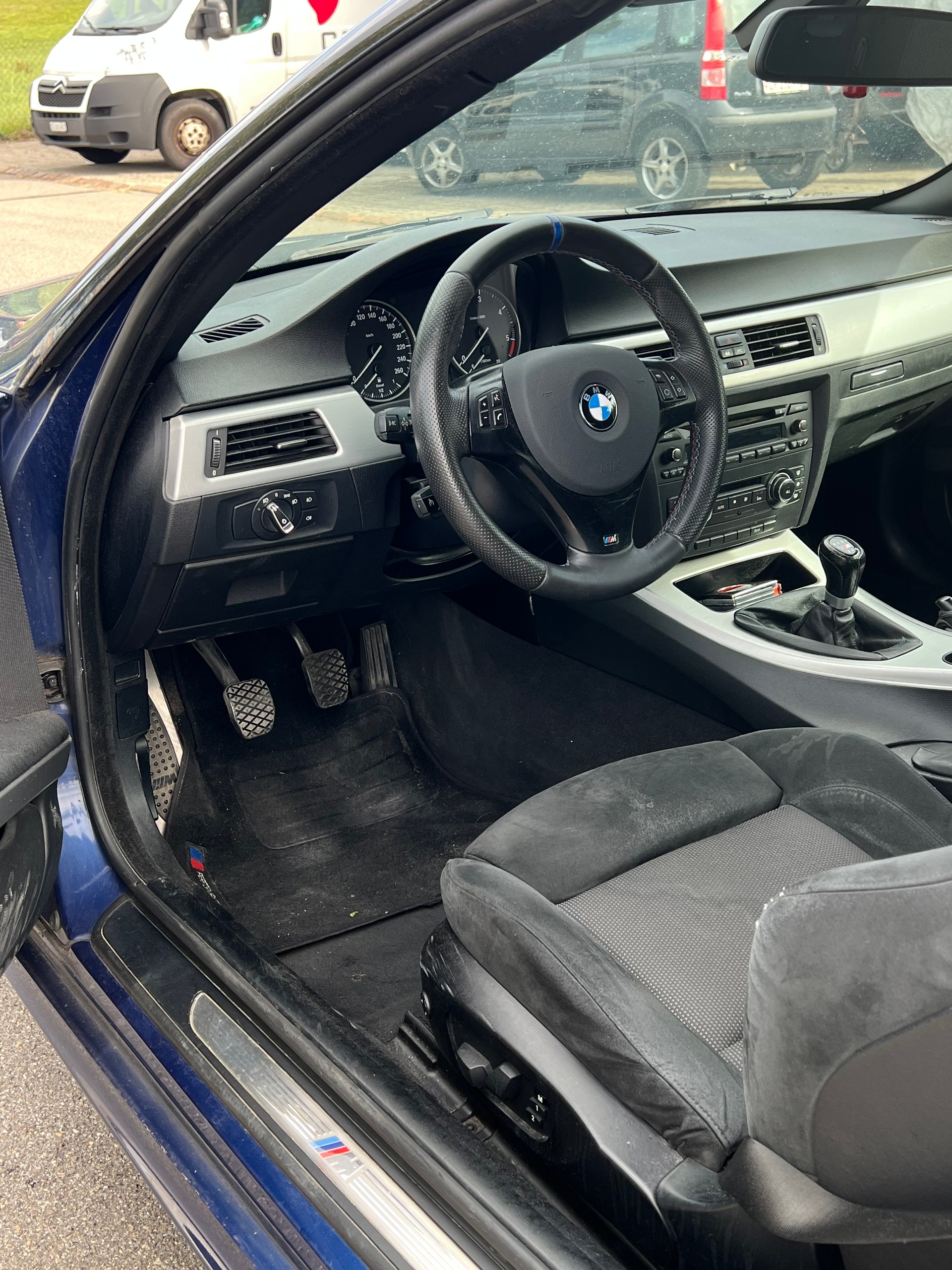 BMW 320d Cabriolet-image-8