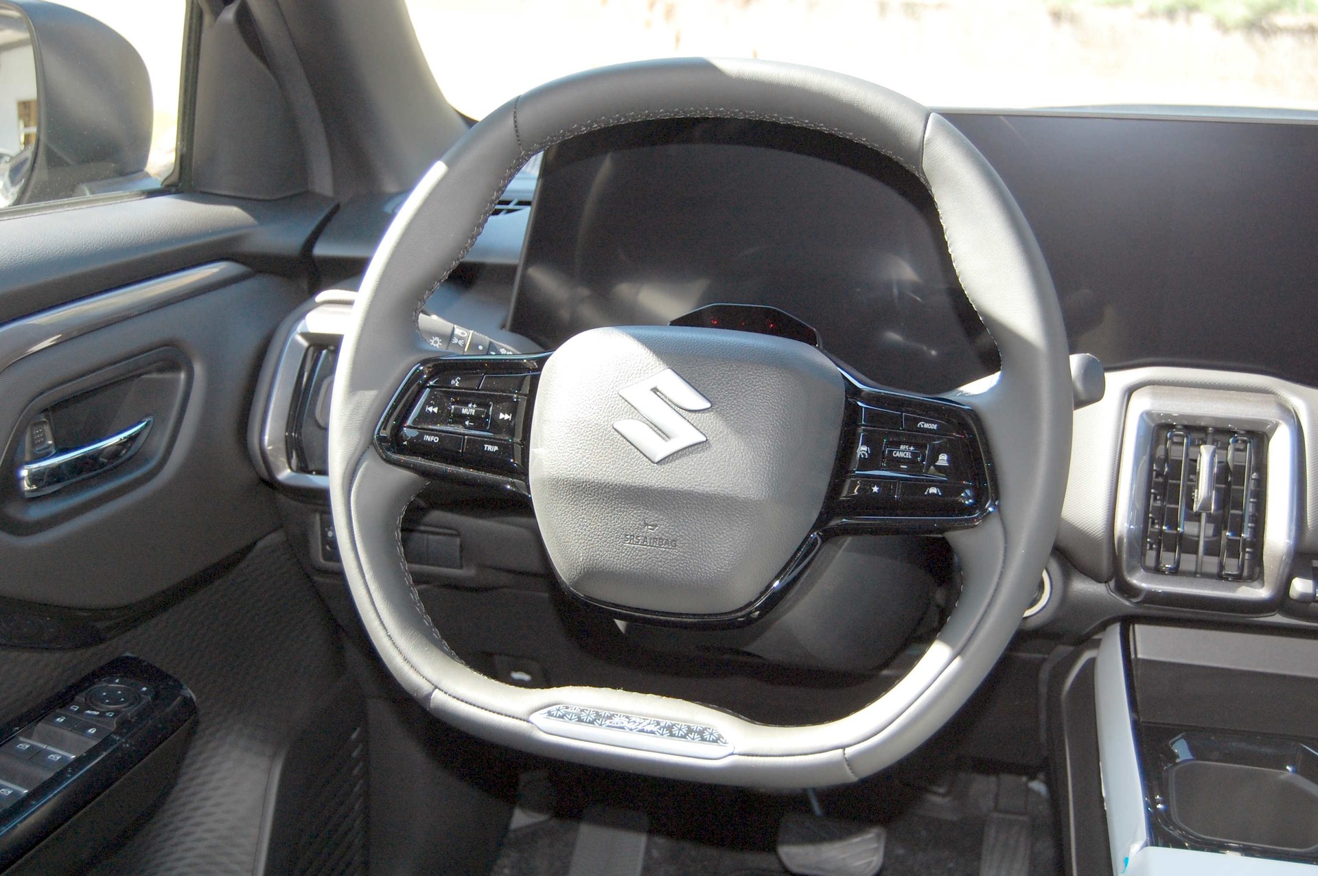 SUZUKI e-Vitara 61kWh Piz Sulai 4x4-image-12