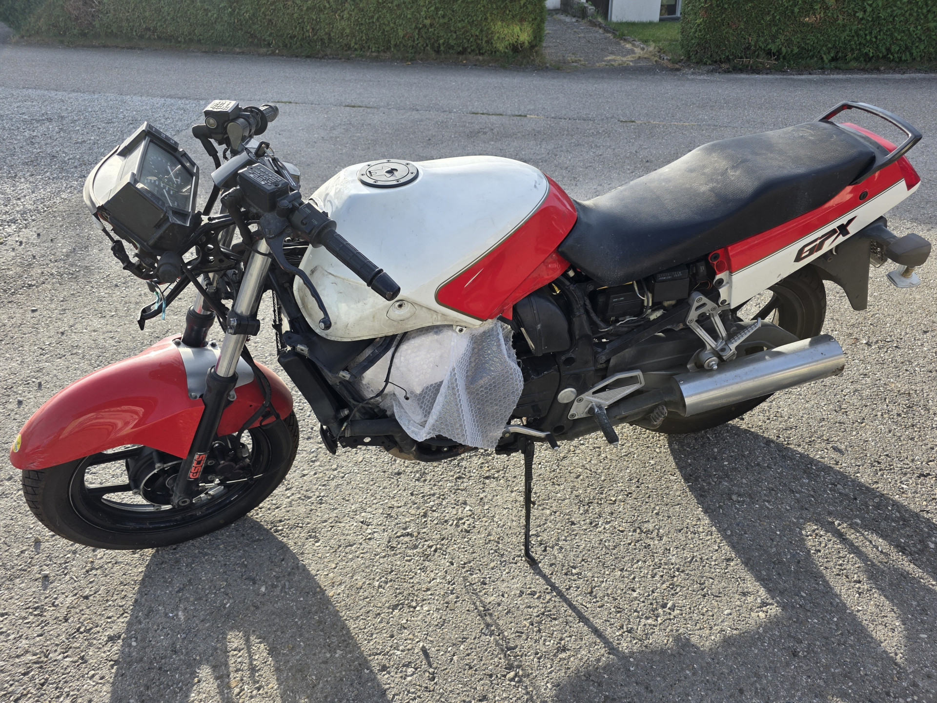 KAWASAKI GPX 750 R-showroom-element-2