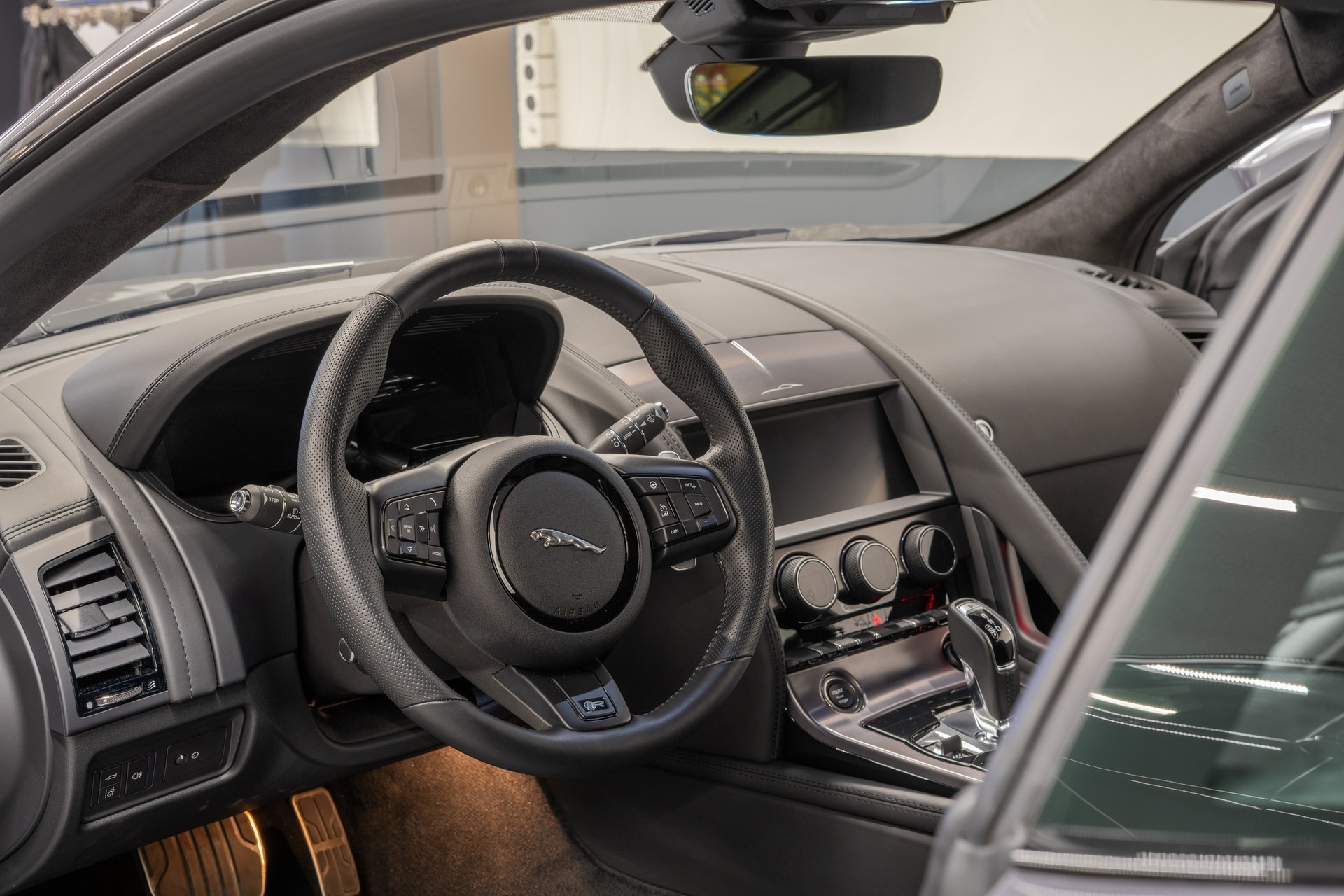 JAGUAR F-Type Coupé 5.0 V8 Last Edition R75 Automatik AWD-image-8