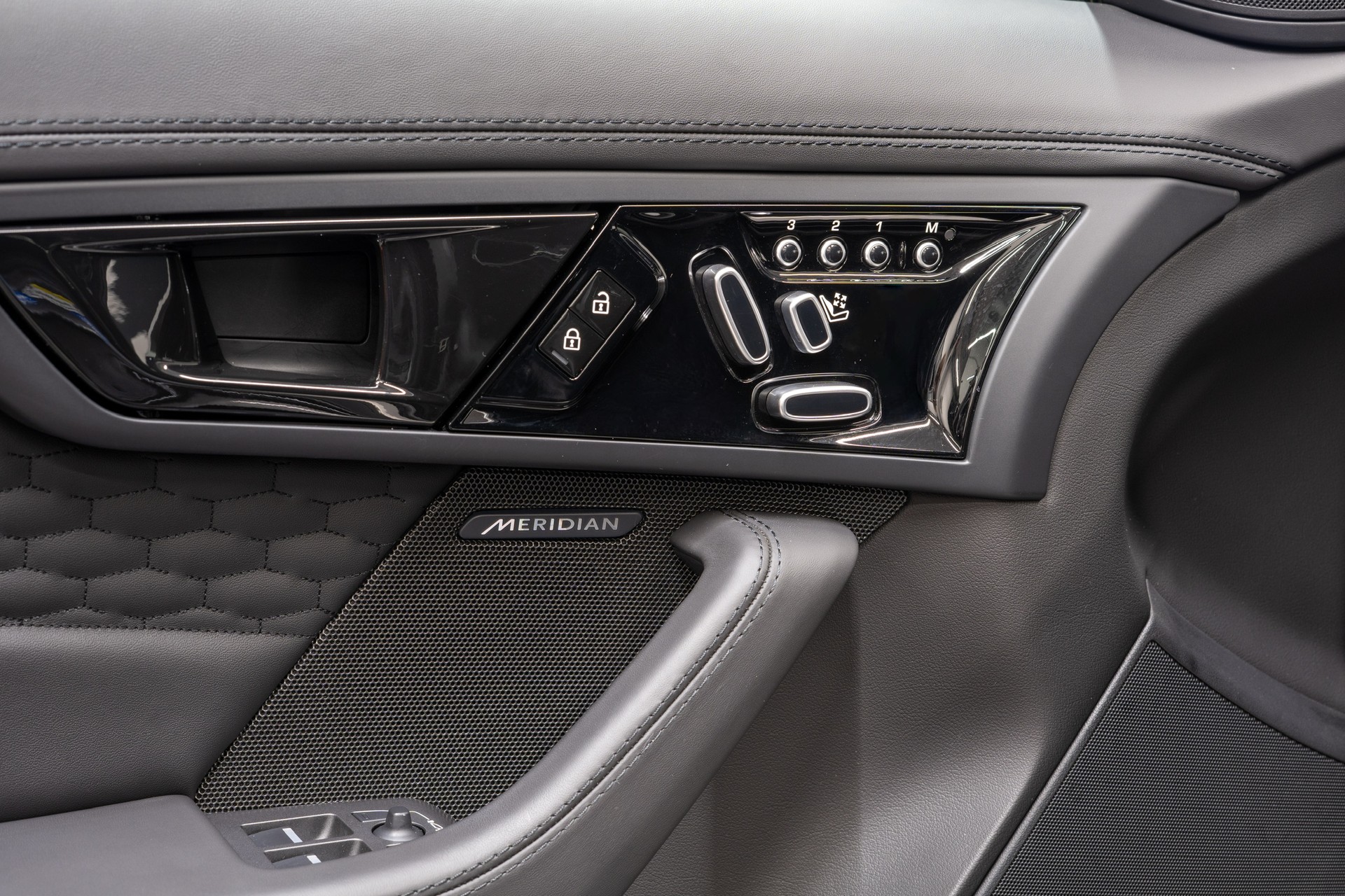 JAGUAR F-Type Coupé 5.0 V8 Last Edition R75 Automatik AWD-image-17