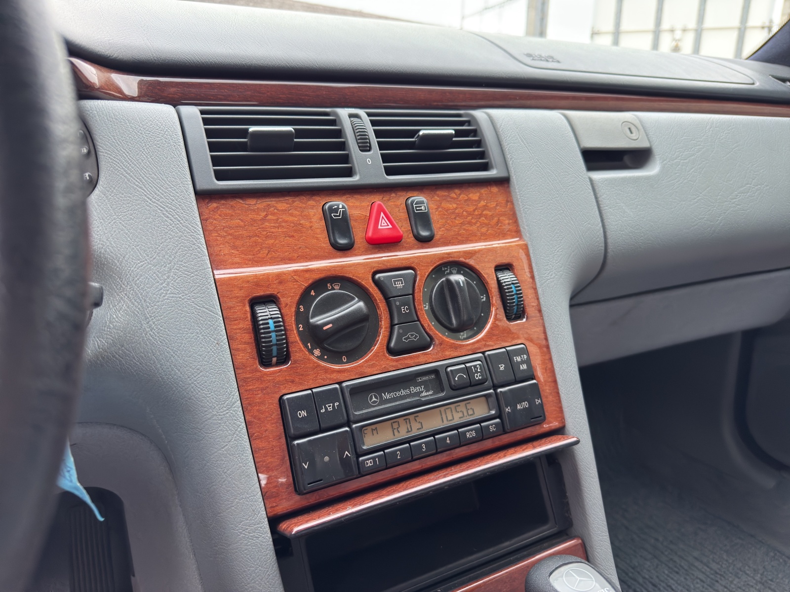 MERCEDES-BENZ E 280 Avantgarde 4-Matic Automatic-image-11