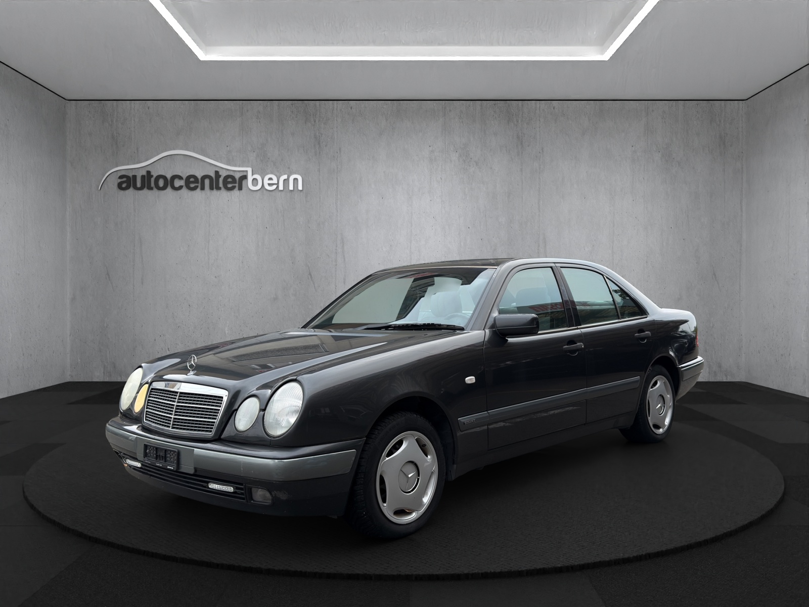 MERCEDES-BENZ E 280 Avantgarde 4-Matic Automatic-image-2