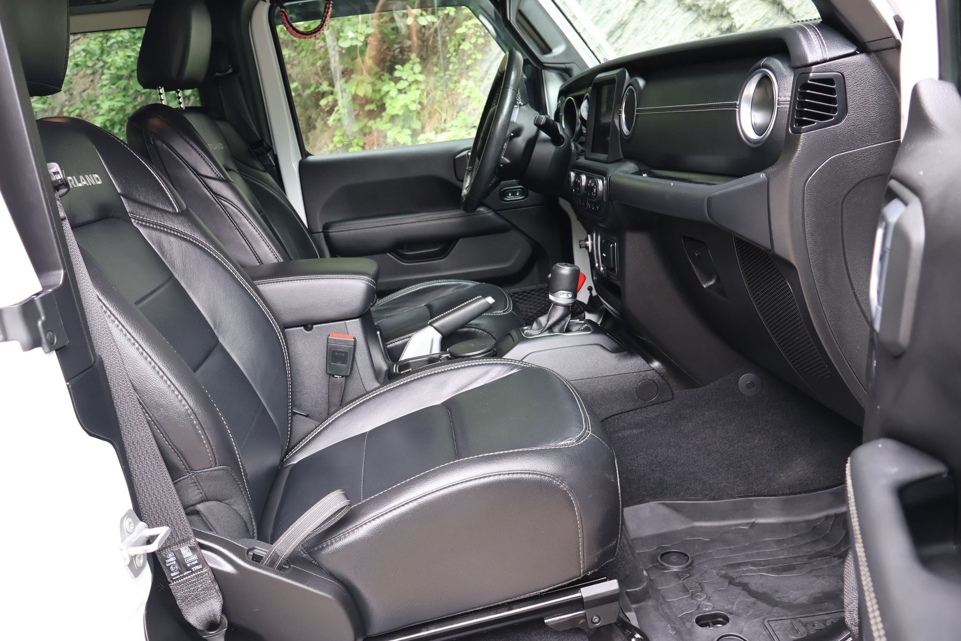 JEEP Wrangler 2.0 Overland Automatic-image-12