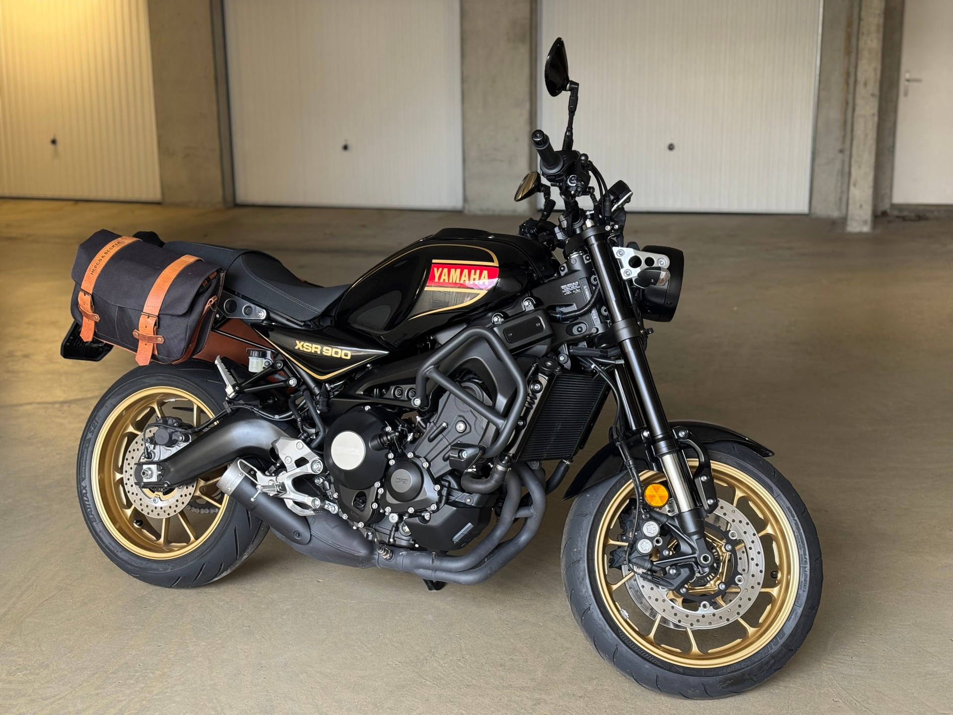 YAMAHA XSR 900 80 Black (ab MFK)-image-2