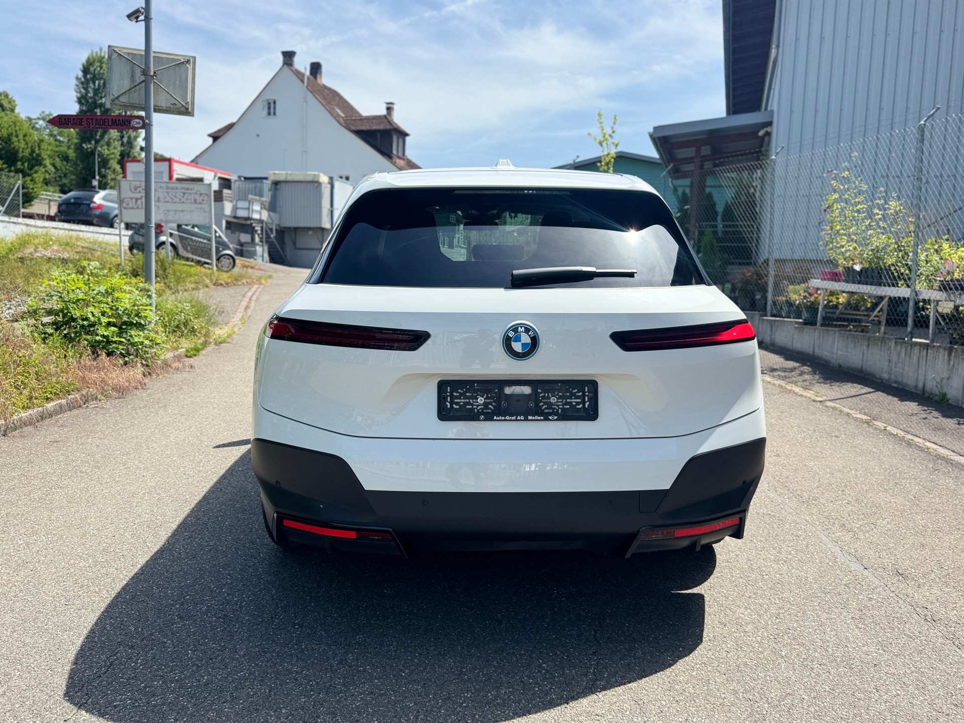 BMW iX xDrive40-image-2