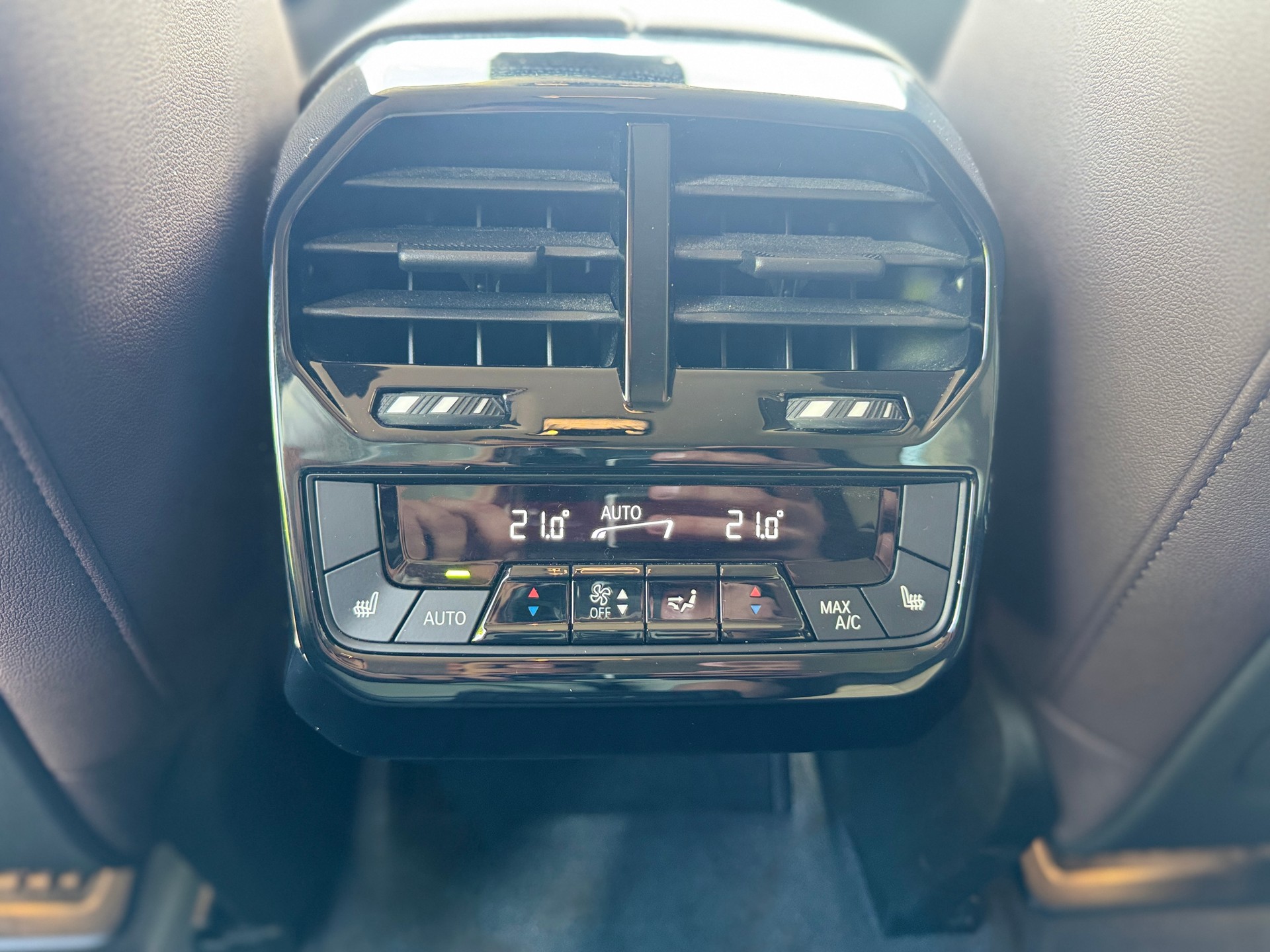 BMW iX xDrive40-image-12