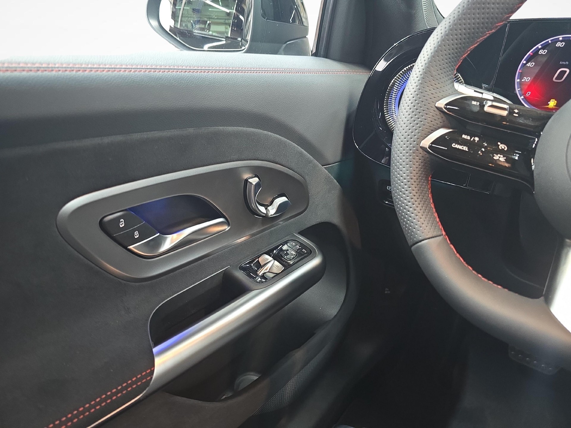 MERCEDES-BENZ GLB 220 4MATIC AMG Line-image-4