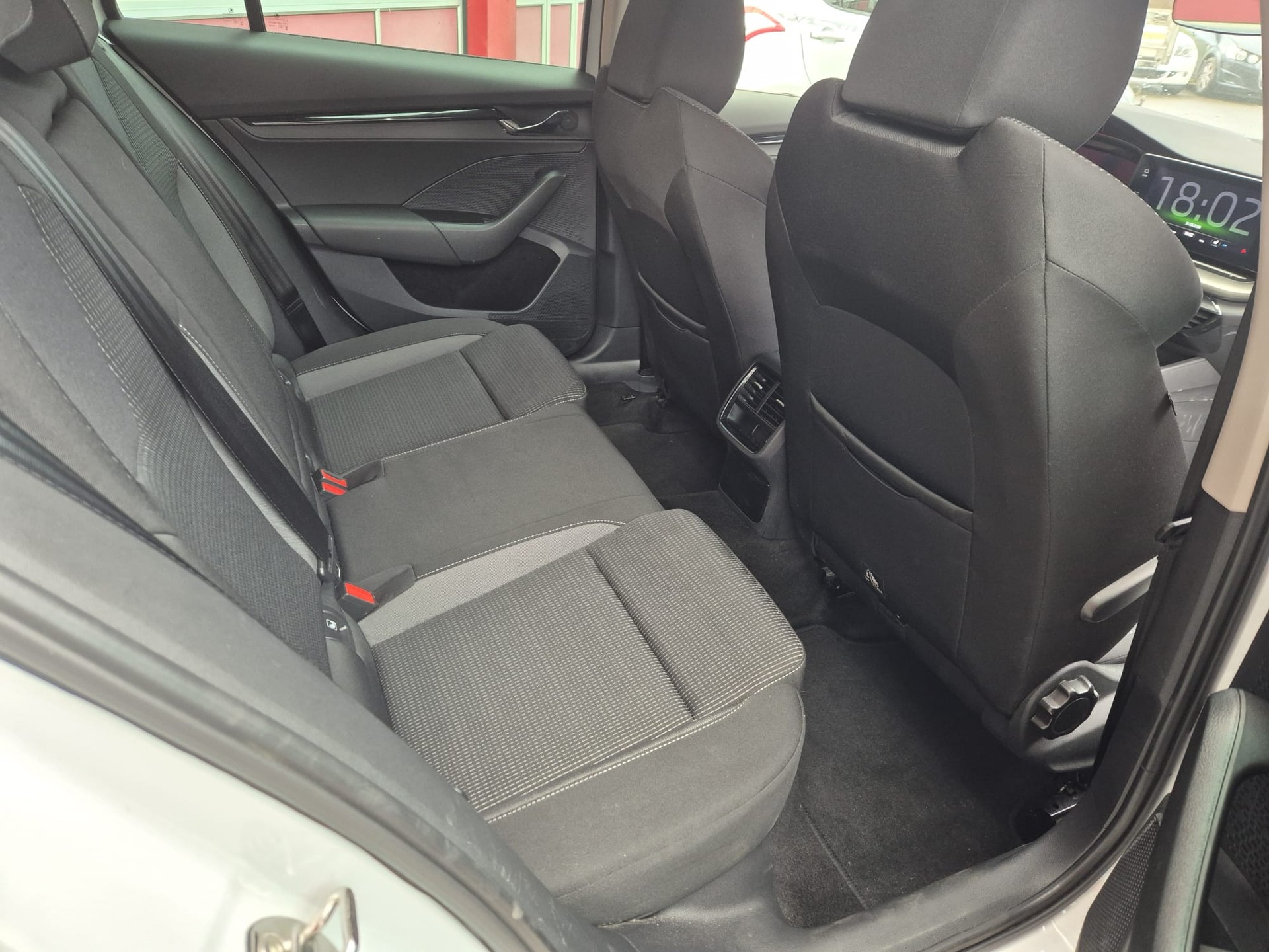 SKODA Octavia Combi 2.0 TDI DSG Ambition 4x4-image-5