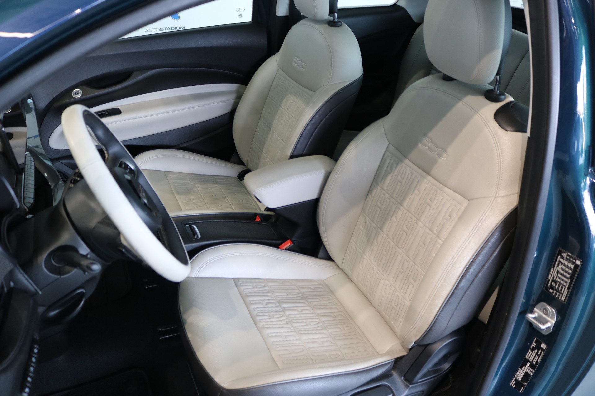 FIAT 500 electric 87 kW La Prima-showroom-element-1