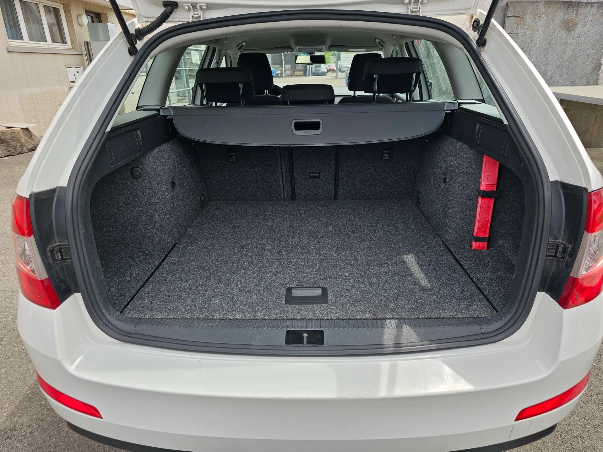 SKODA Octavia Combi 1.6 TDI Ambition DSG-image-19