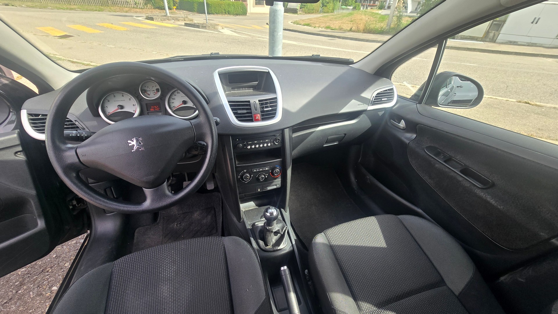 PEUGEOT 207 1.4 16V Trendy Clim-image-4