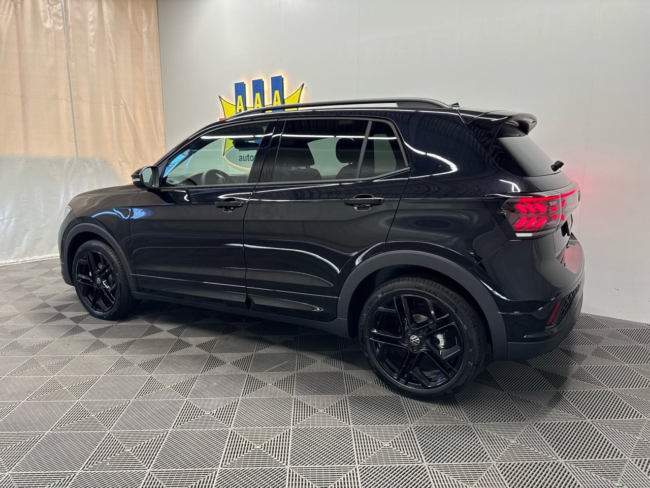 VW T-Cross 1.0TSI R-Line Black Limited 115-showroom-element-1