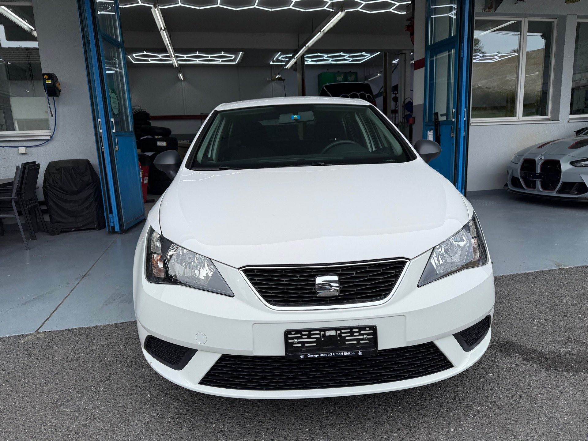 SEAT IBIZA-showroom-element-1