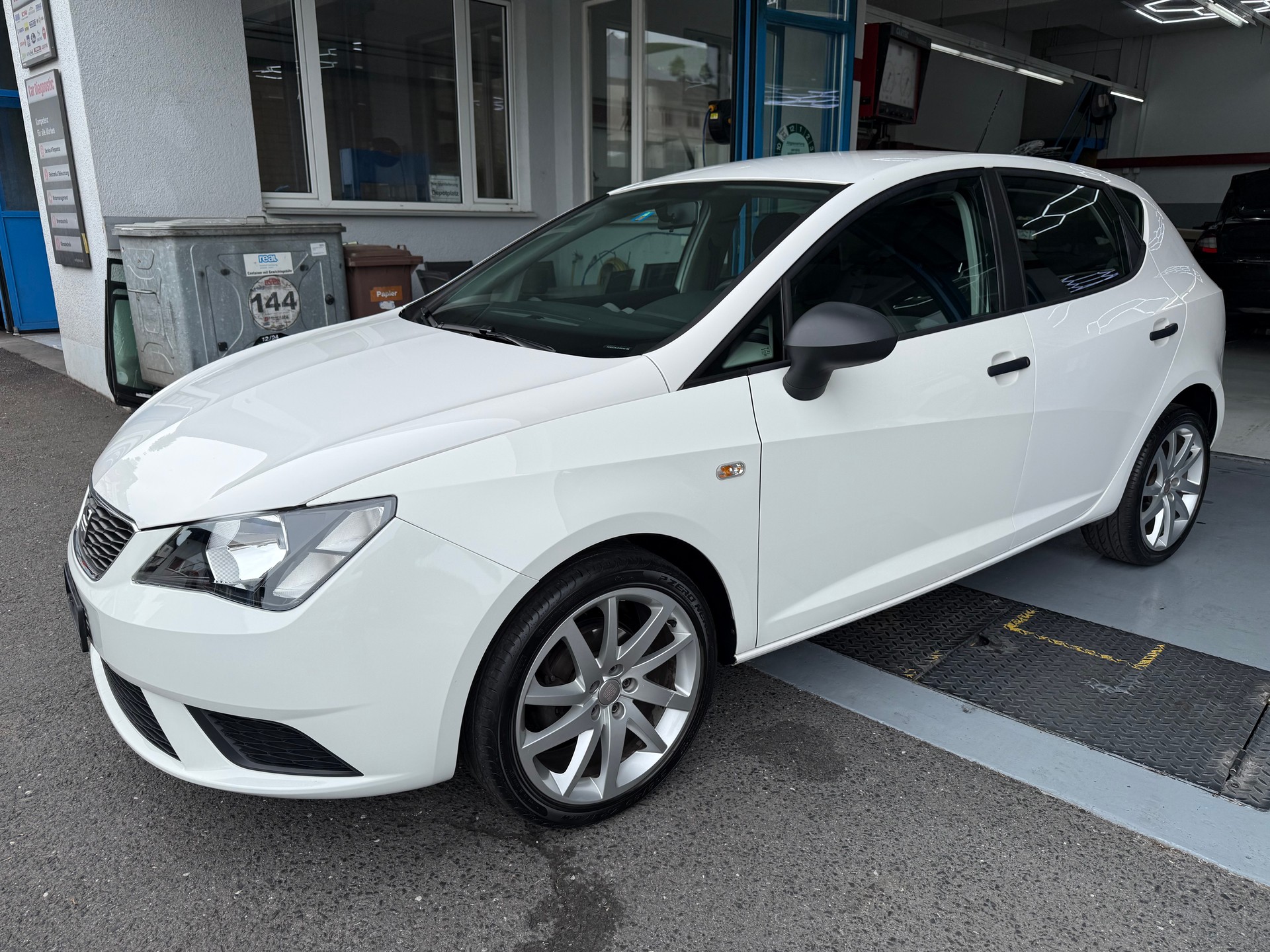 SEAT IBIZA-showroom-element-2