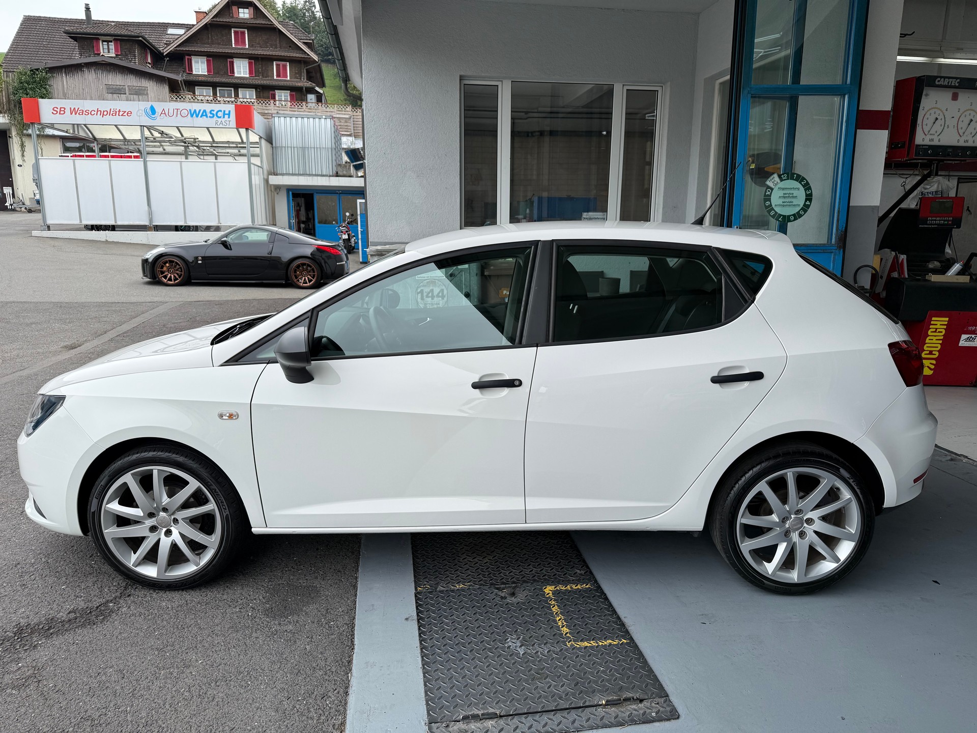 SEAT IBIZA-showroom-element-3