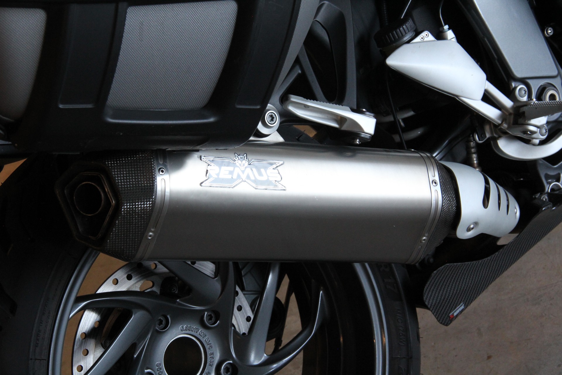 BMW K 1300 R CARBON EDITION-image-12