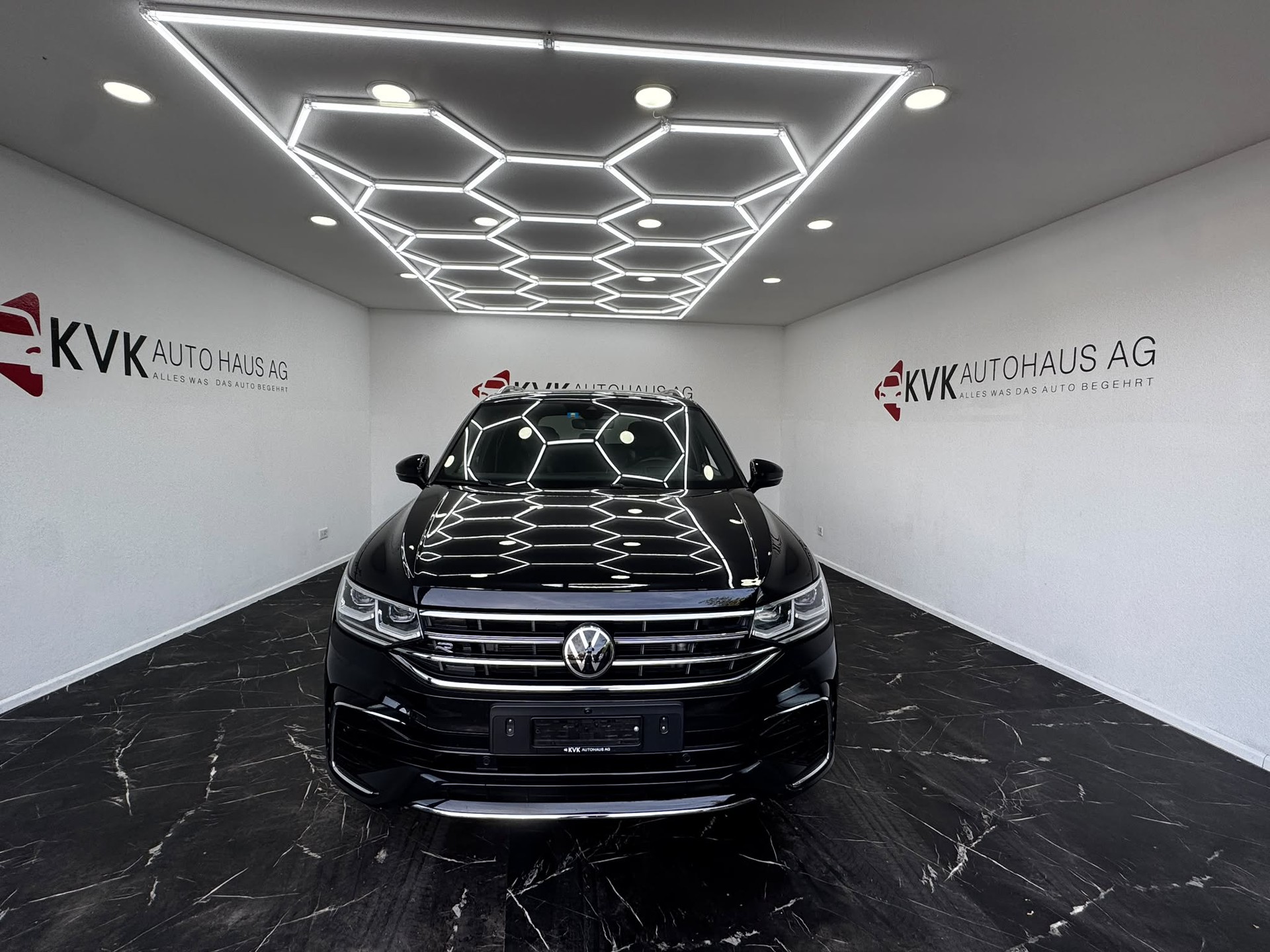 VW Tiguan Allspace 2.0TSI R-Line 4Motion DSG | 7-Sitzer | Panorama | Vollaustattung |-showroom-element-2